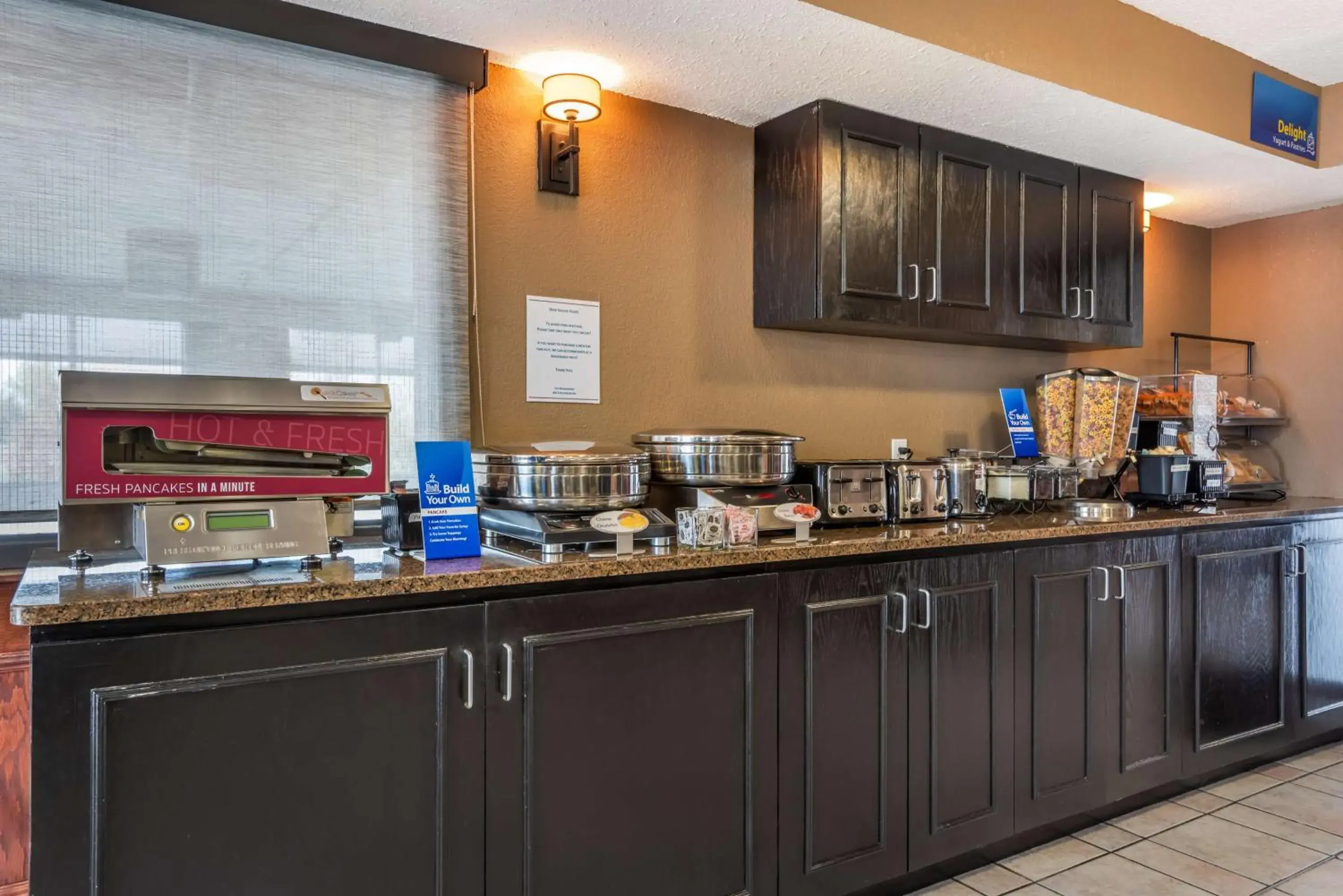 Breakfast in Best Western Strathmore Inn Breakfast in Best Western Strathmore Inn