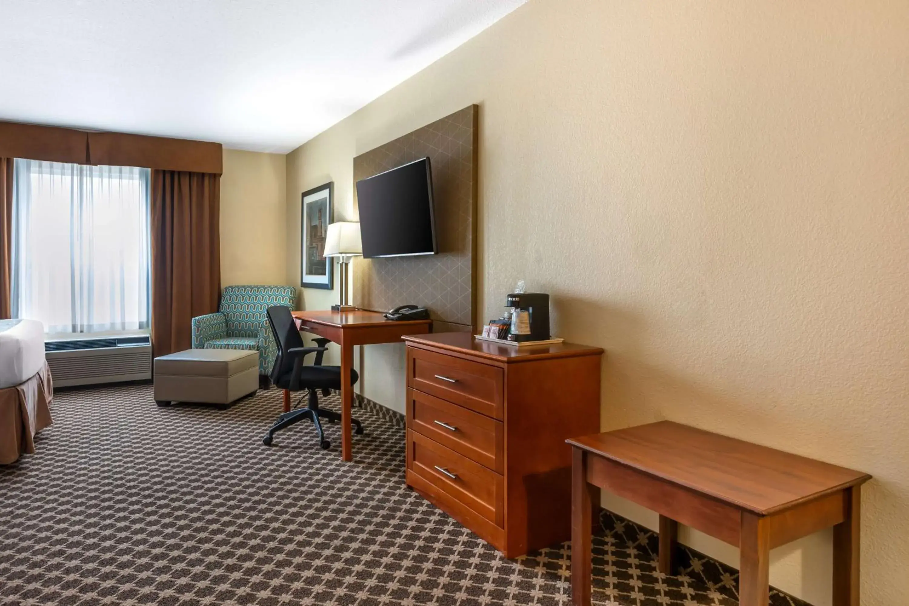 Bedroom in Best Western Strathmore Inn Bedroom in Best Western Strathmore Inn