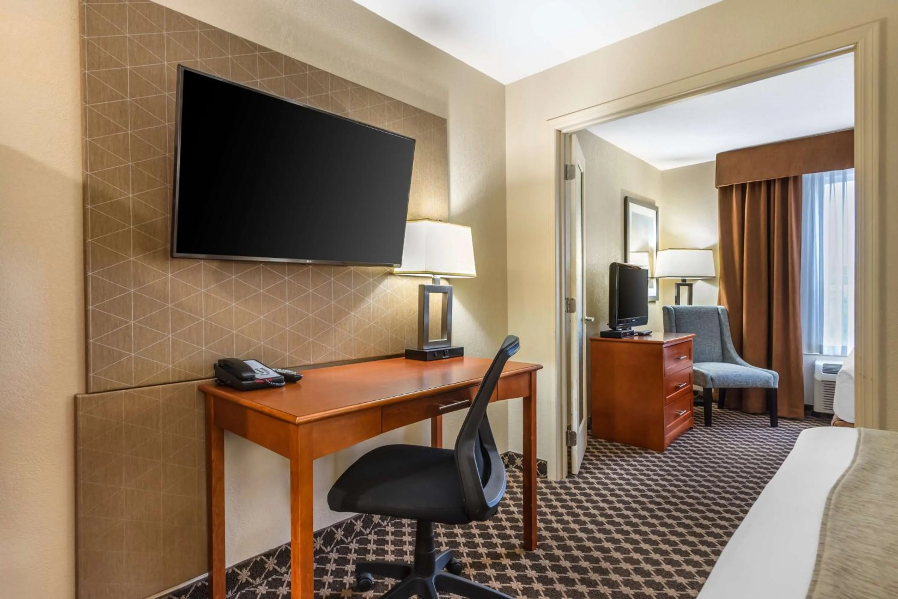 Bedroom, Bed in Best Western Strathmore Inn