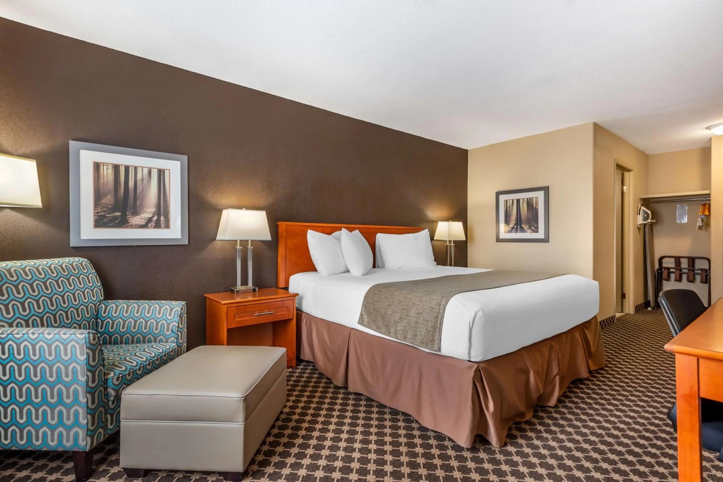 Bedroom, Bed in Best Western Strathmore Inn