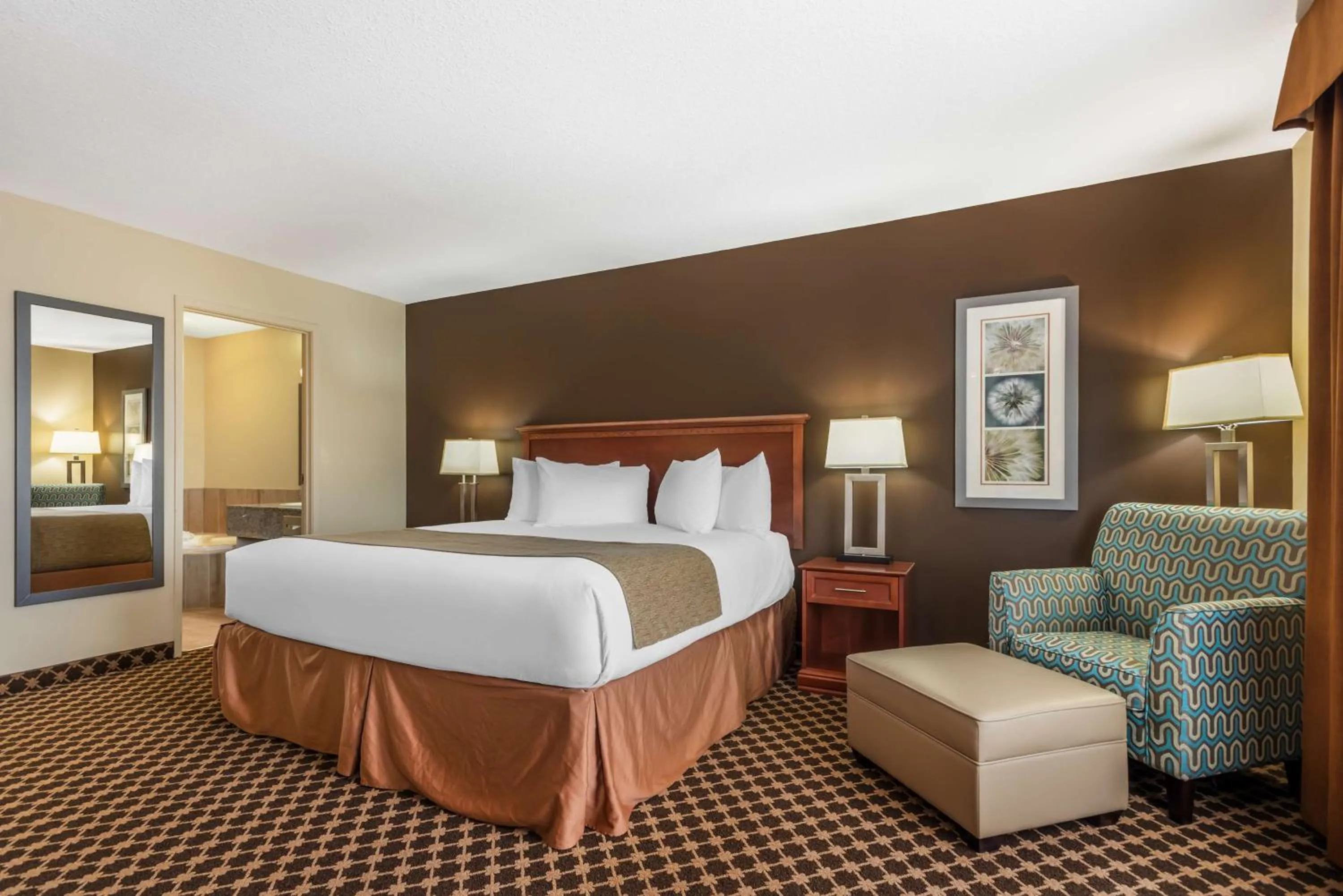 Bedroom, Bed in Best Western Strathmore Inn