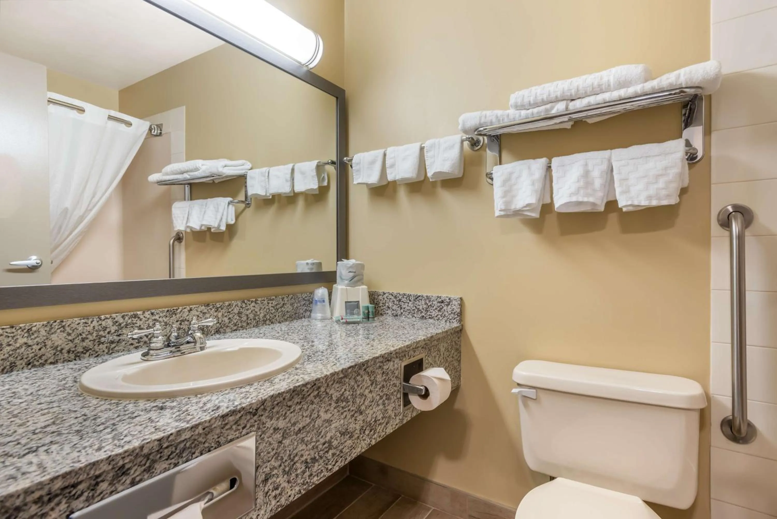 Bathroom in Best Western Strathmore Inn