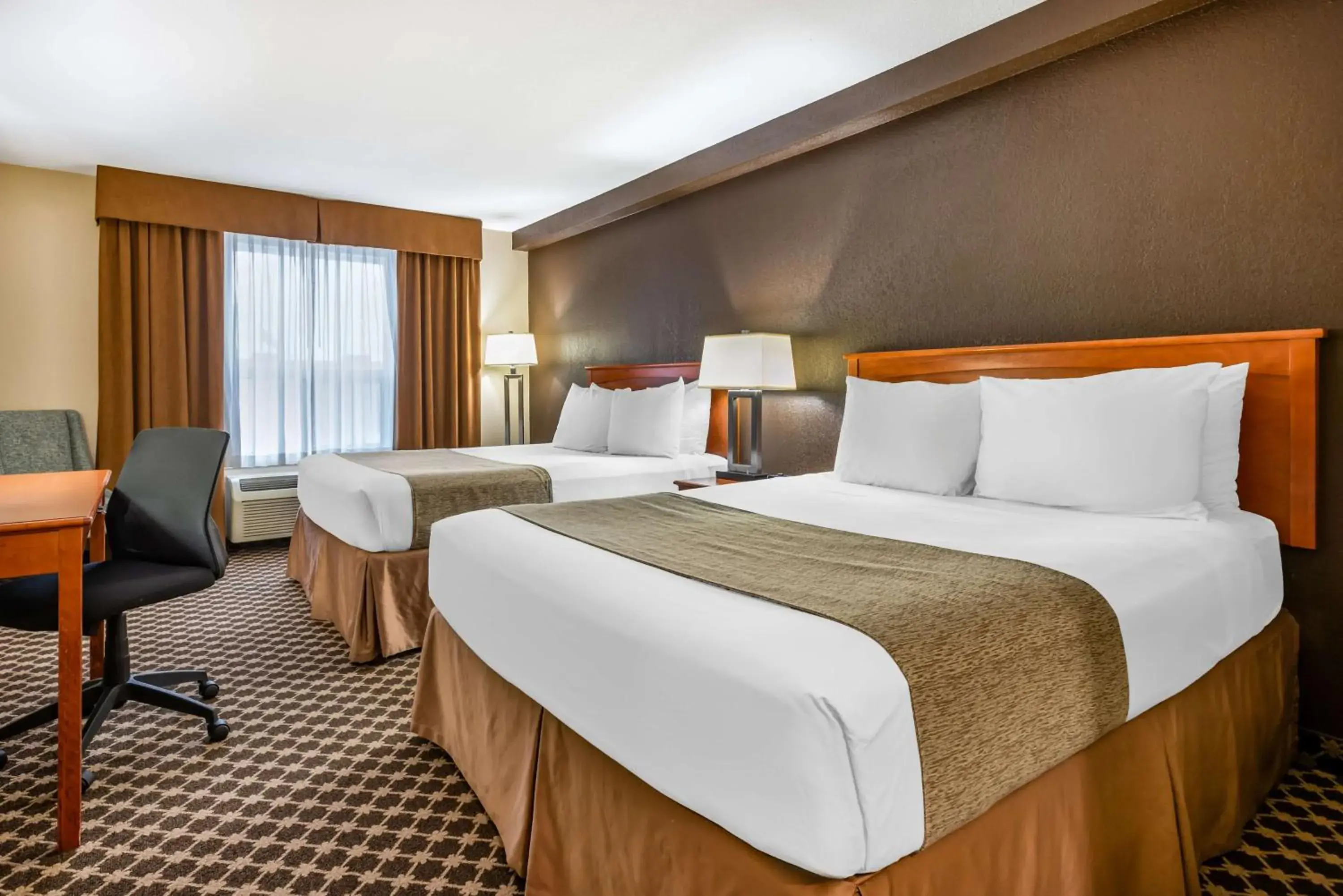 Bedroom, Bed in Best Western Strathmore Inn Bedroom, Bed in Best Western Strathmore Inn