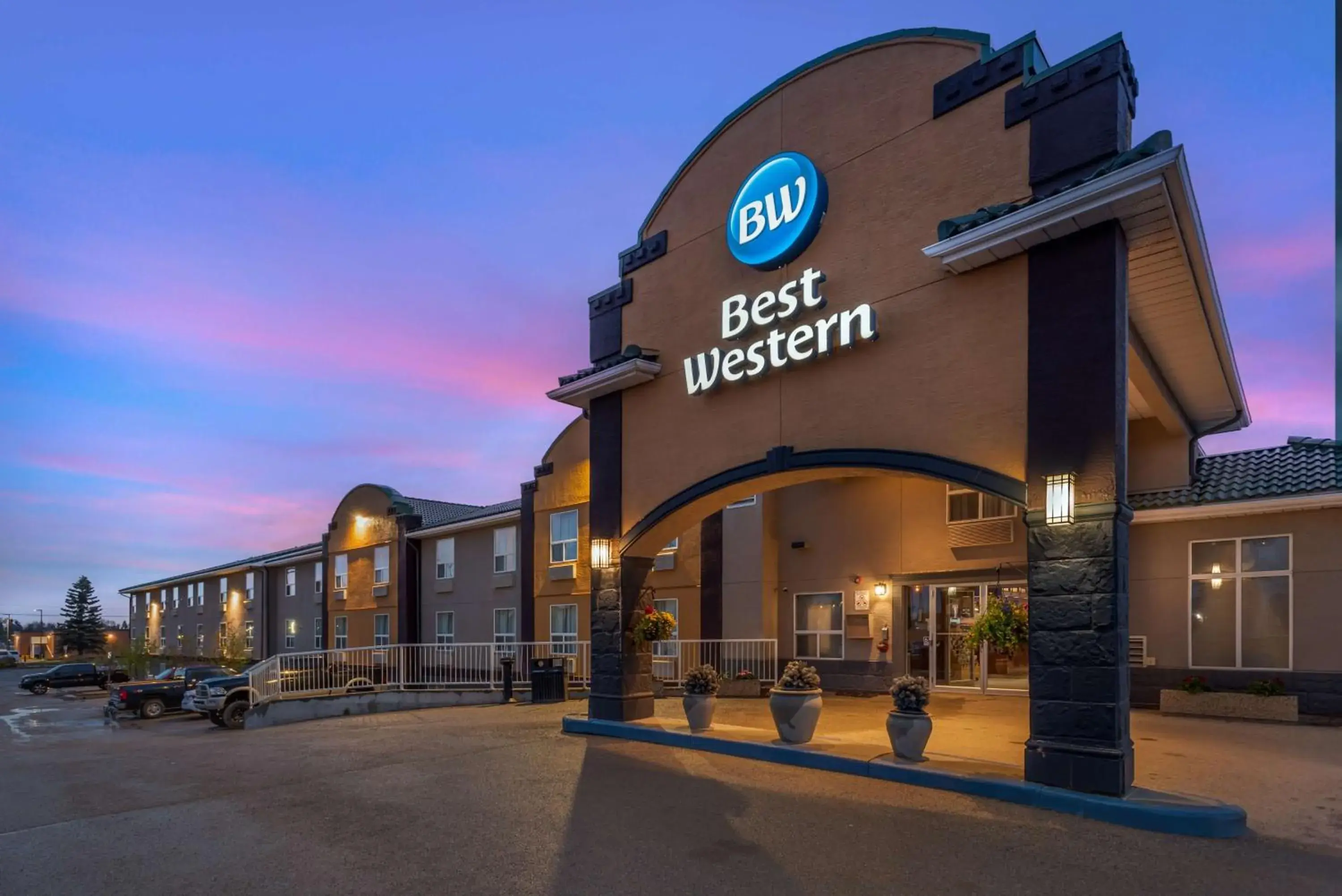 Property building in Best Western Strathmore Inn Property building in Best Western Strathmore Inn