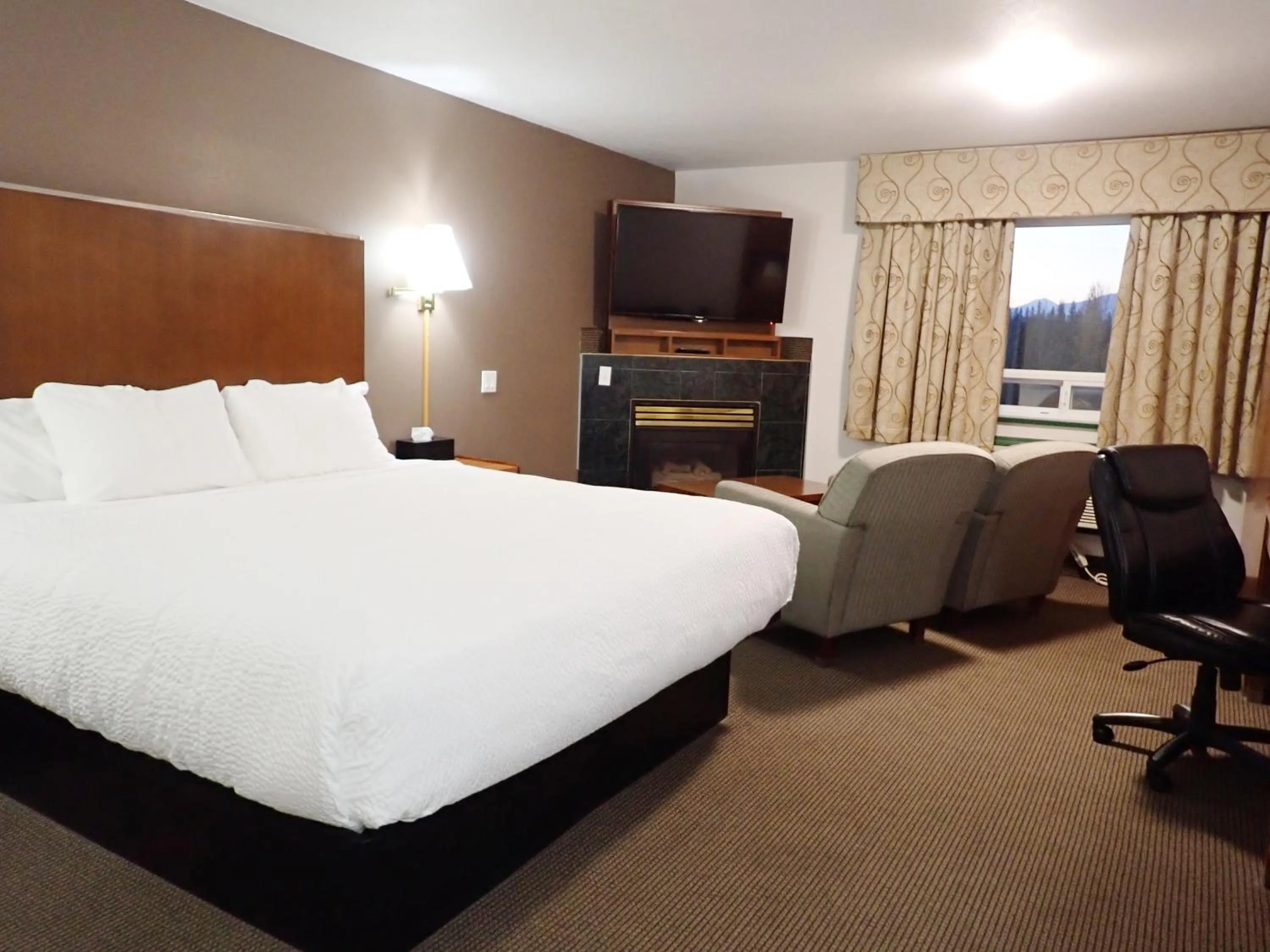 Seating area, Bed in Days Inn by Wyndham Valemount