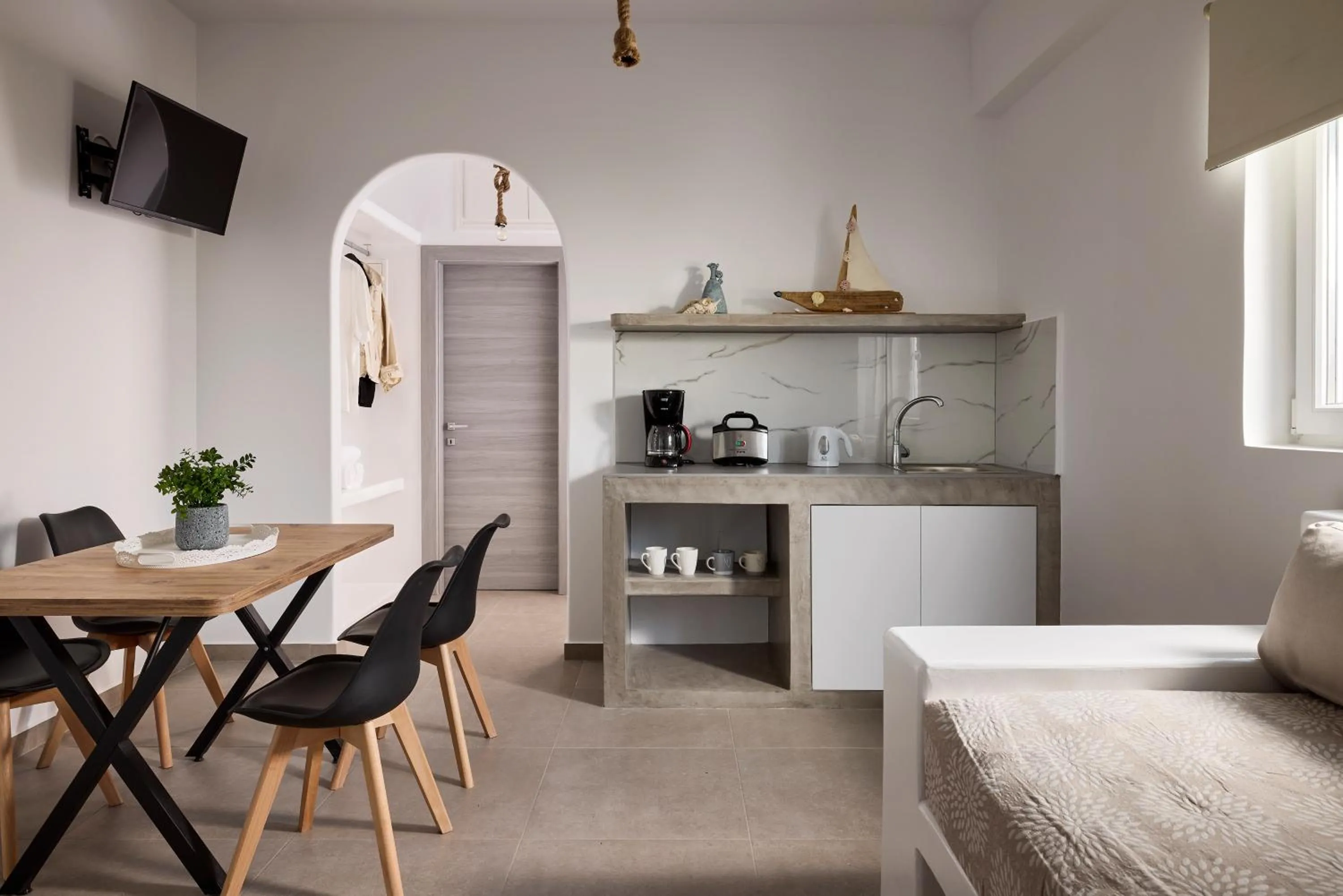 Coffee/tea facilities in Muses Rooms Milos