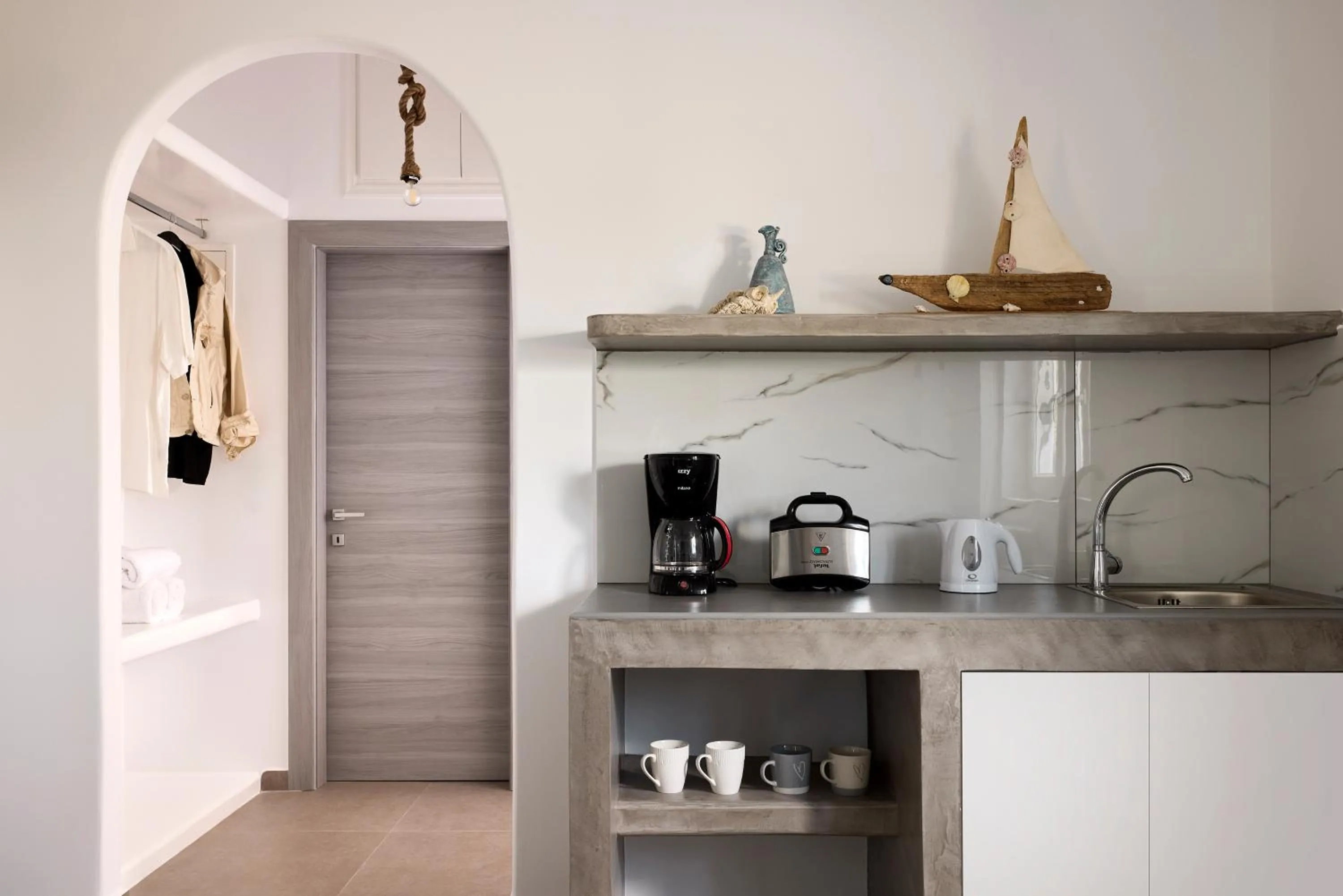 Coffee/tea facilities in Muses Rooms Milos