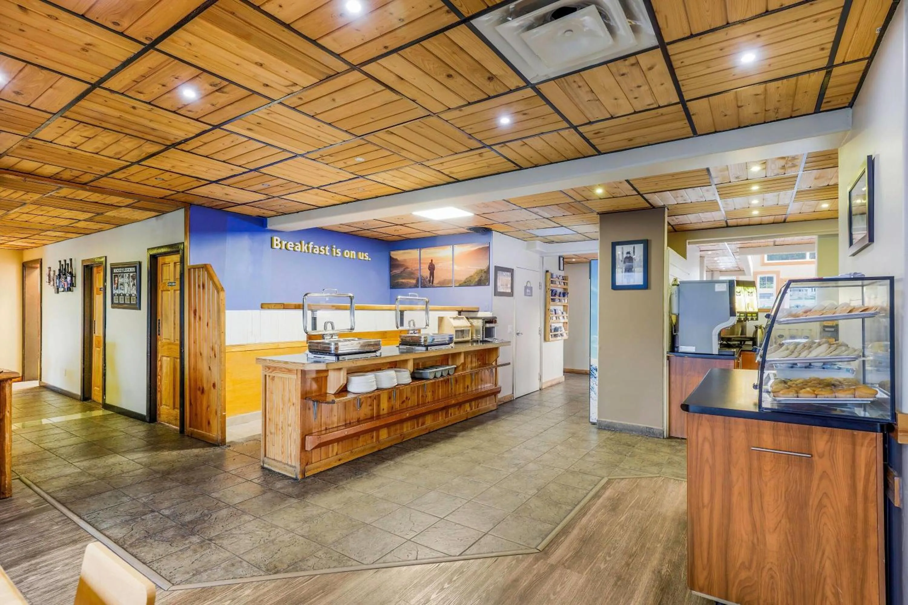 Restaurant/places to eat in Days Inn by Wyndham Golden