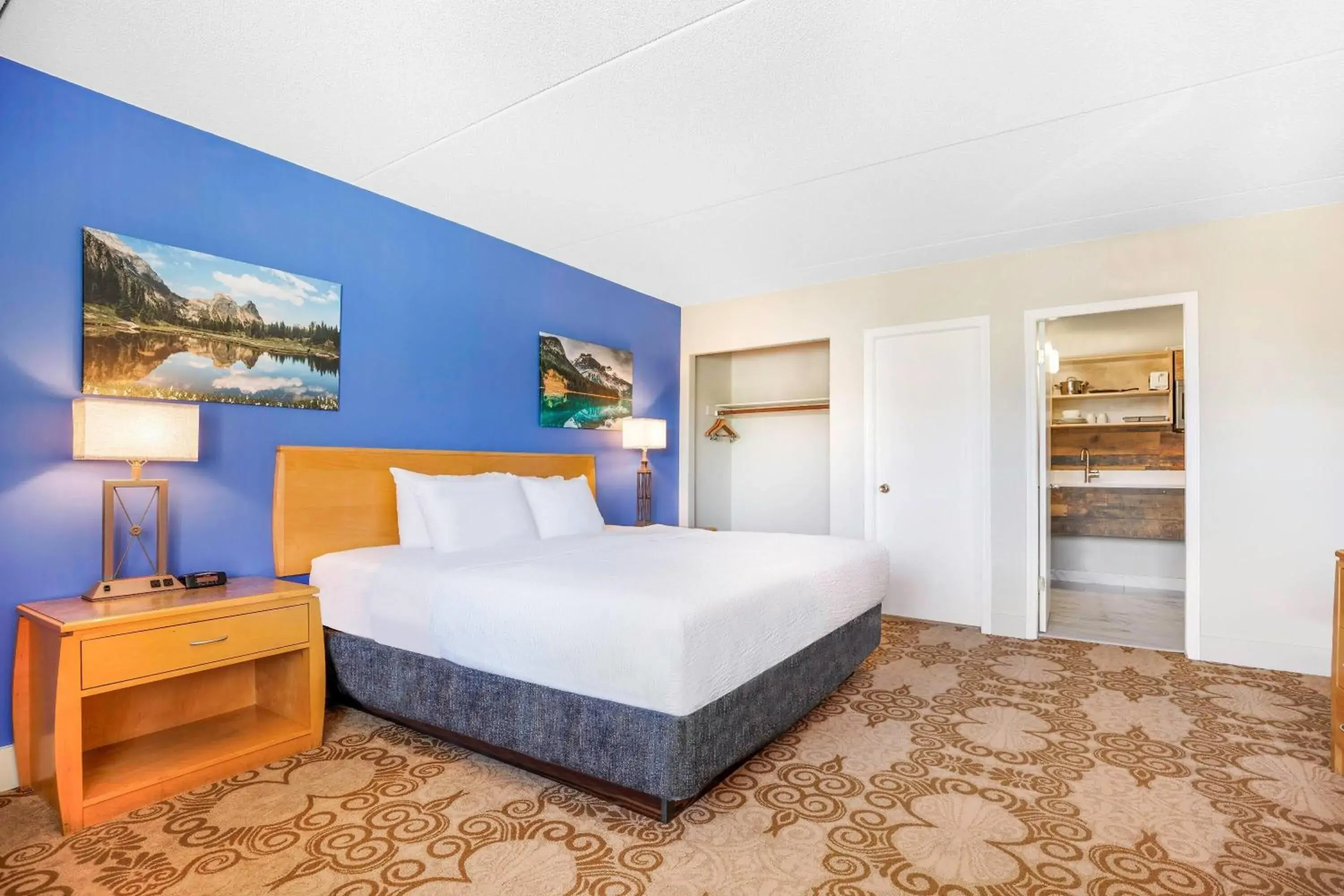 Bed in Days Inn by Wyndham Golden Bed in Days Inn by Wyndham Golden