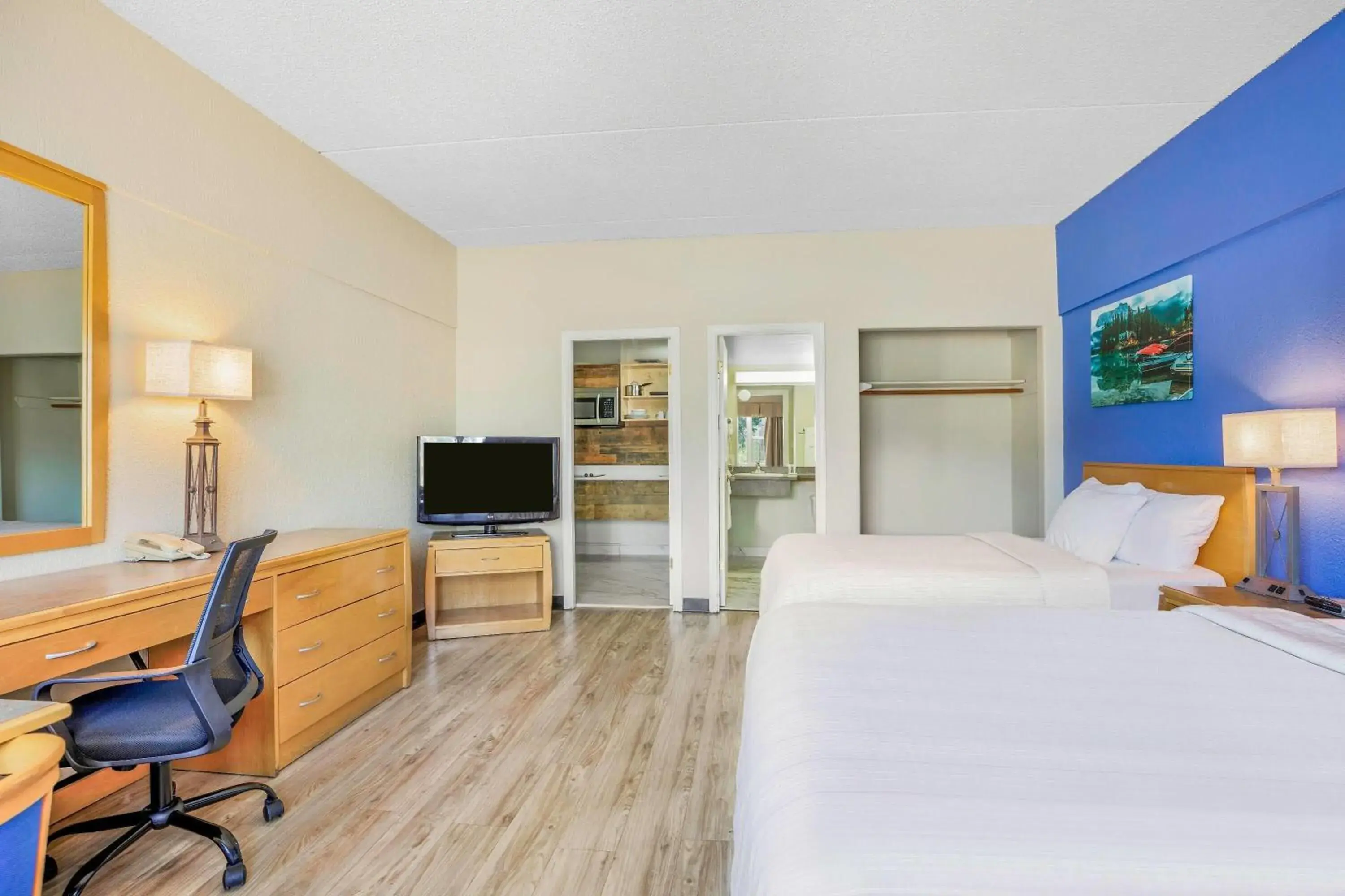 Bed in Days Inn by Wyndham Golden Bed in Days Inn by Wyndham Golden