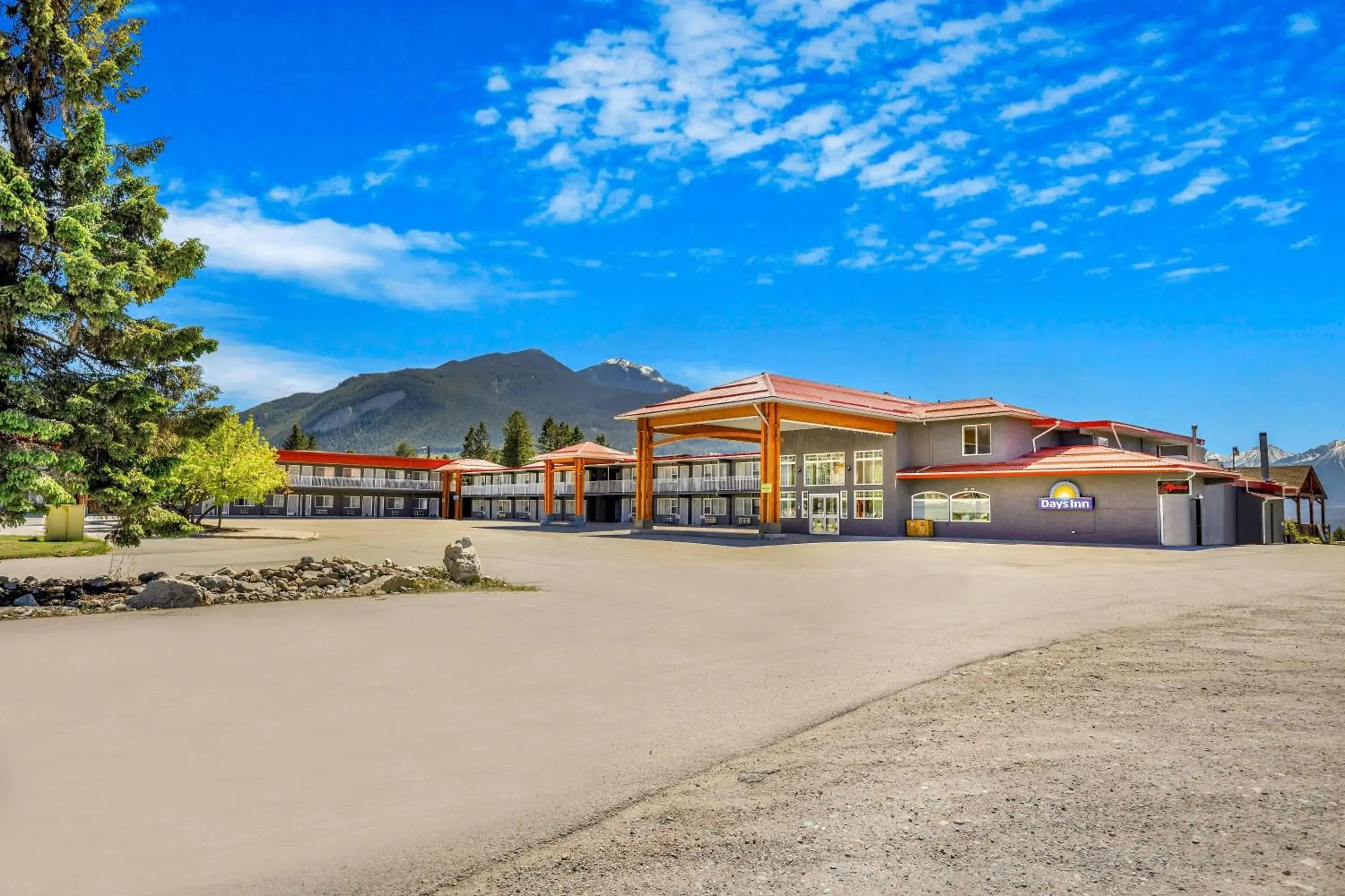 Property building in Days Inn by Wyndham Golden Property building in Days Inn by Wyndham Golden