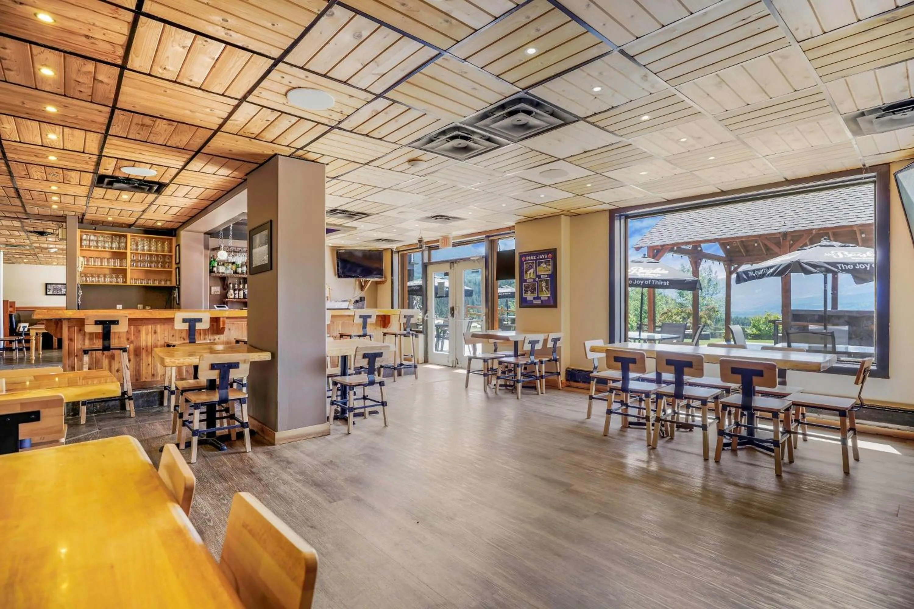 Lounge or bar in Days Inn by Wyndham Golden