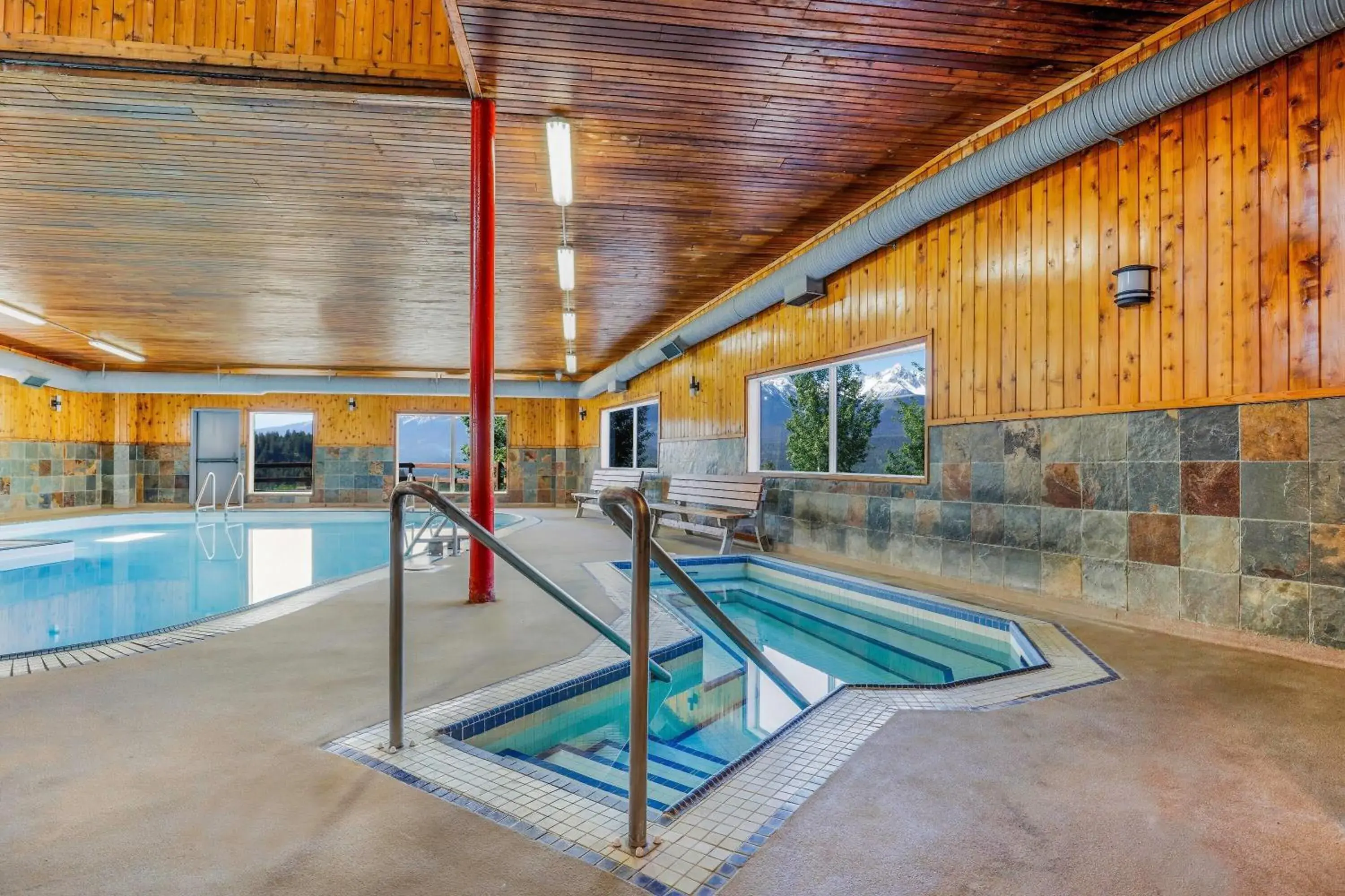 Swimming pool in Days Inn by Wyndham Golden Swimming pool in Days Inn by Wyndham Golden