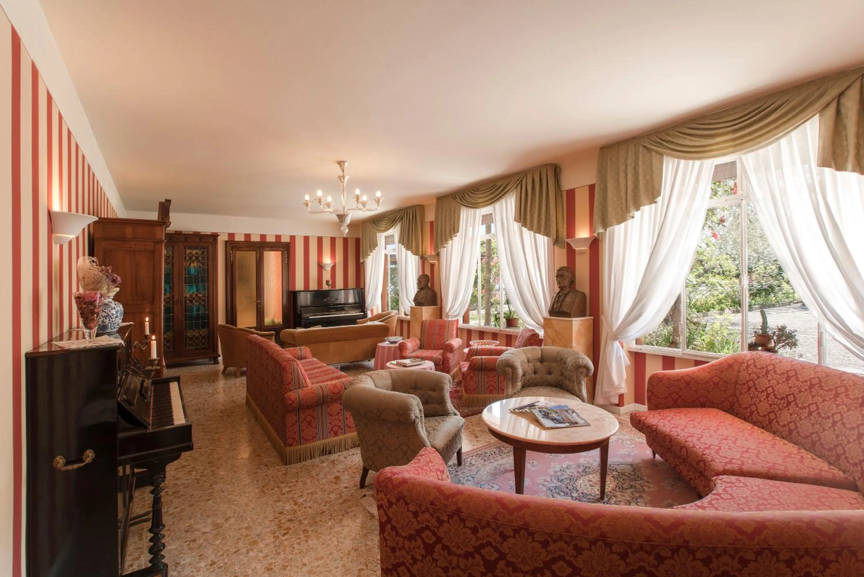 Communal lounge/ TV room in Hotel Gardenia al Lago