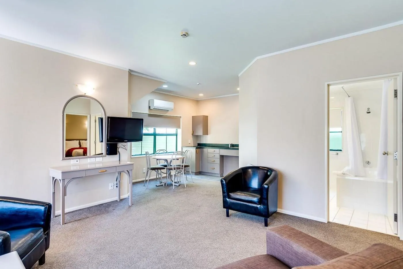 Living room in Cumberland Court Motel