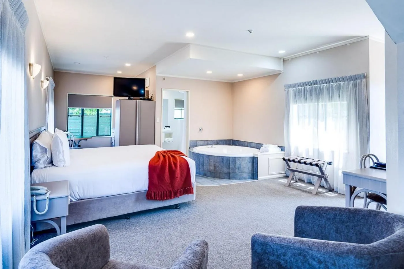 Photo of the whole room, Bed in Cumberland Court Motel