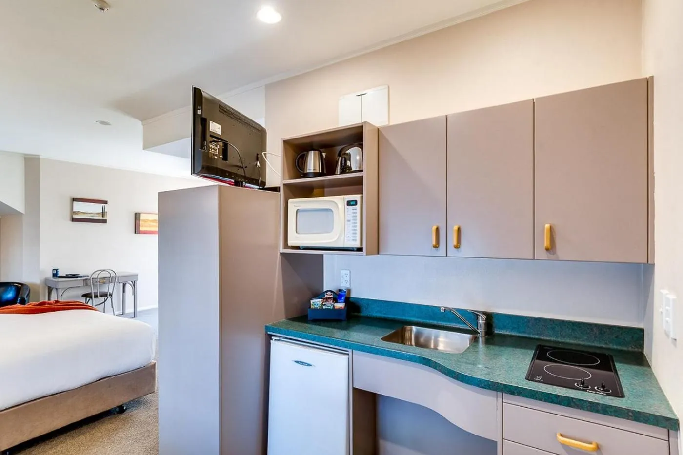 Kitchen or kitchenette, Bed in Cumberland Court Motel