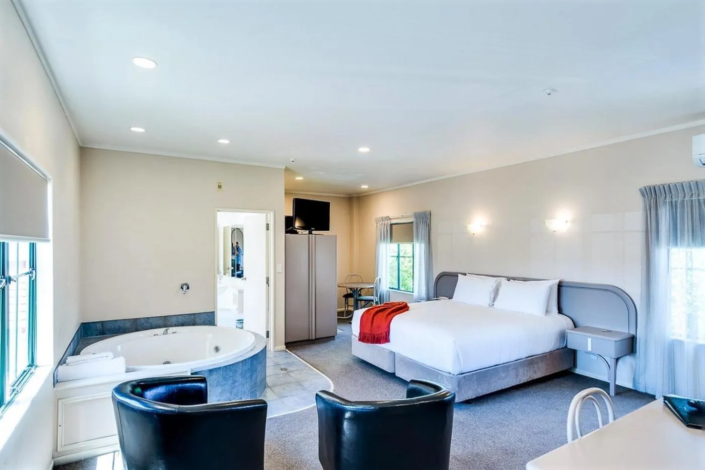 Photo of the whole room, Bed in Cumberland Court Motel