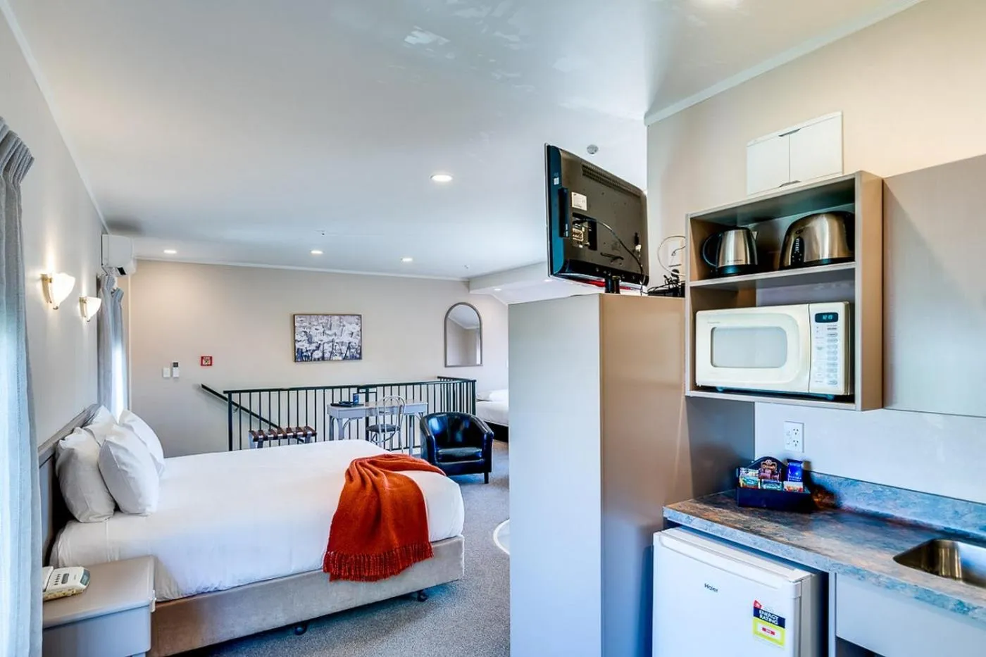 Photo of the whole room, Bed in Cumberland Court Motel