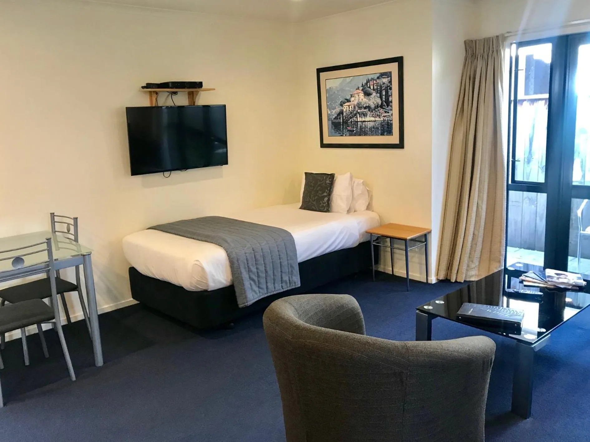 Bed in Claremonte Motor Lodge