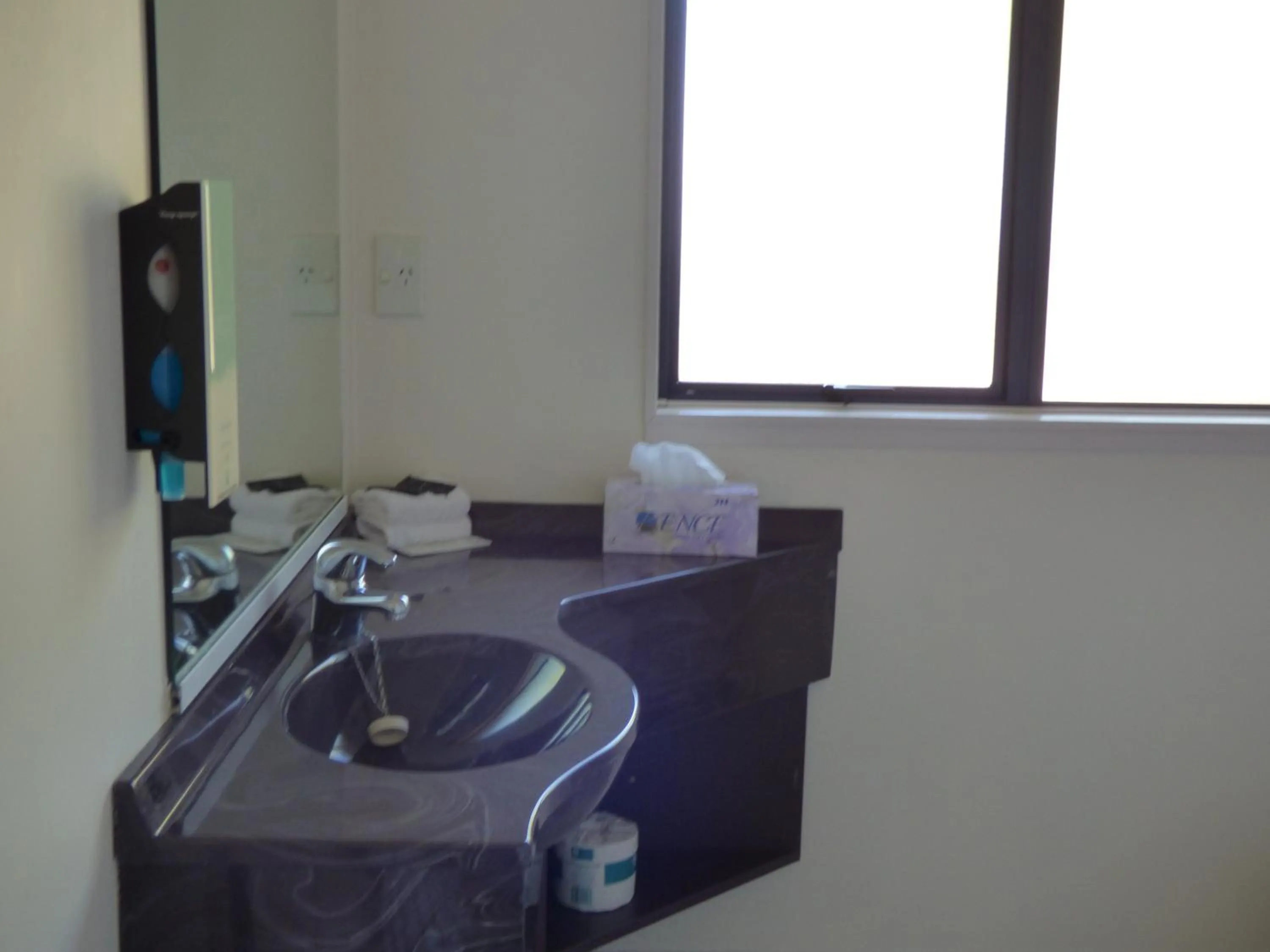 Toilet in Claremonte Motor Lodge