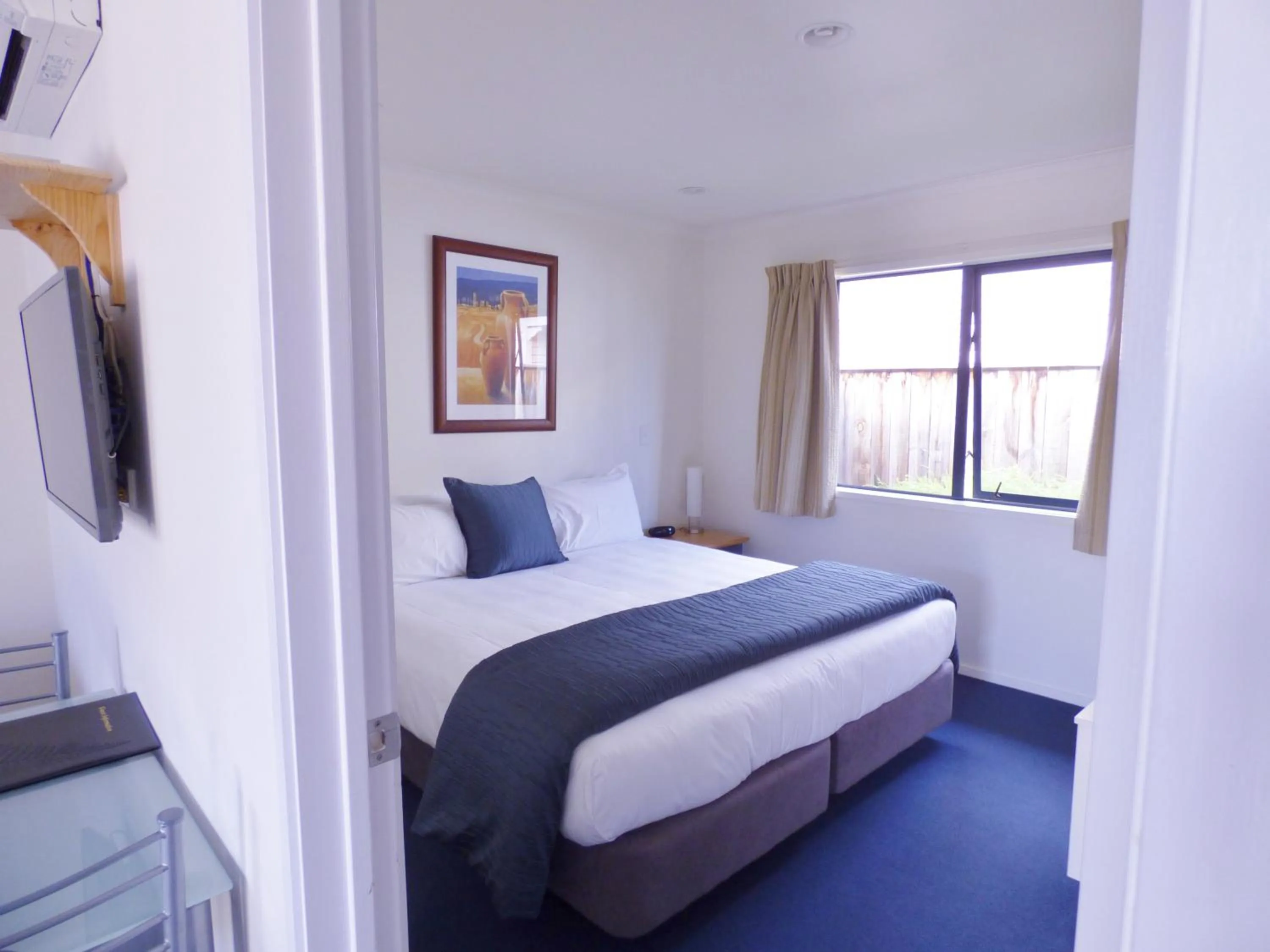 Bed in Claremonte Motor Lodge