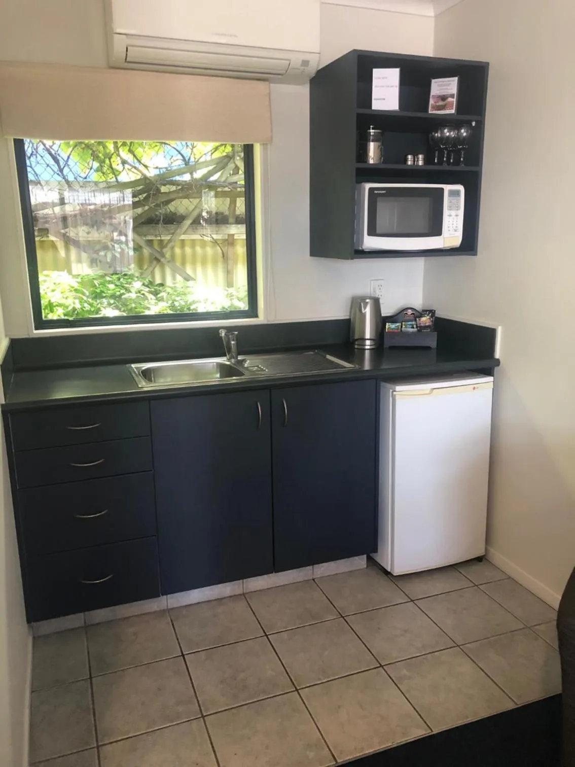 Coffee/tea facilities in Claremonte Motor Lodge