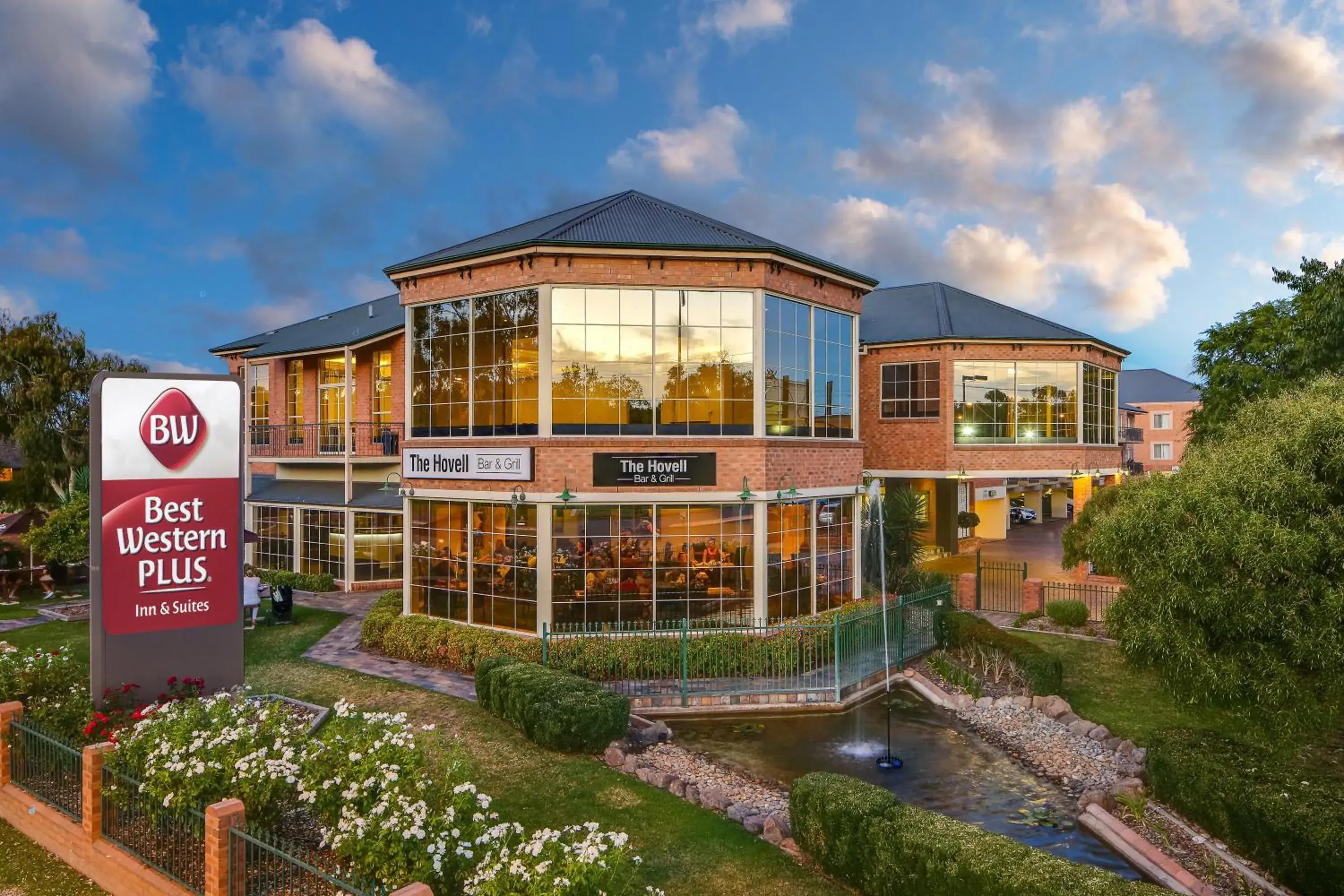 Facade/entrance in Best Western Plus Hovell Tree Inn Facade/entrance in Best Western Plus Hovell Tree Inn