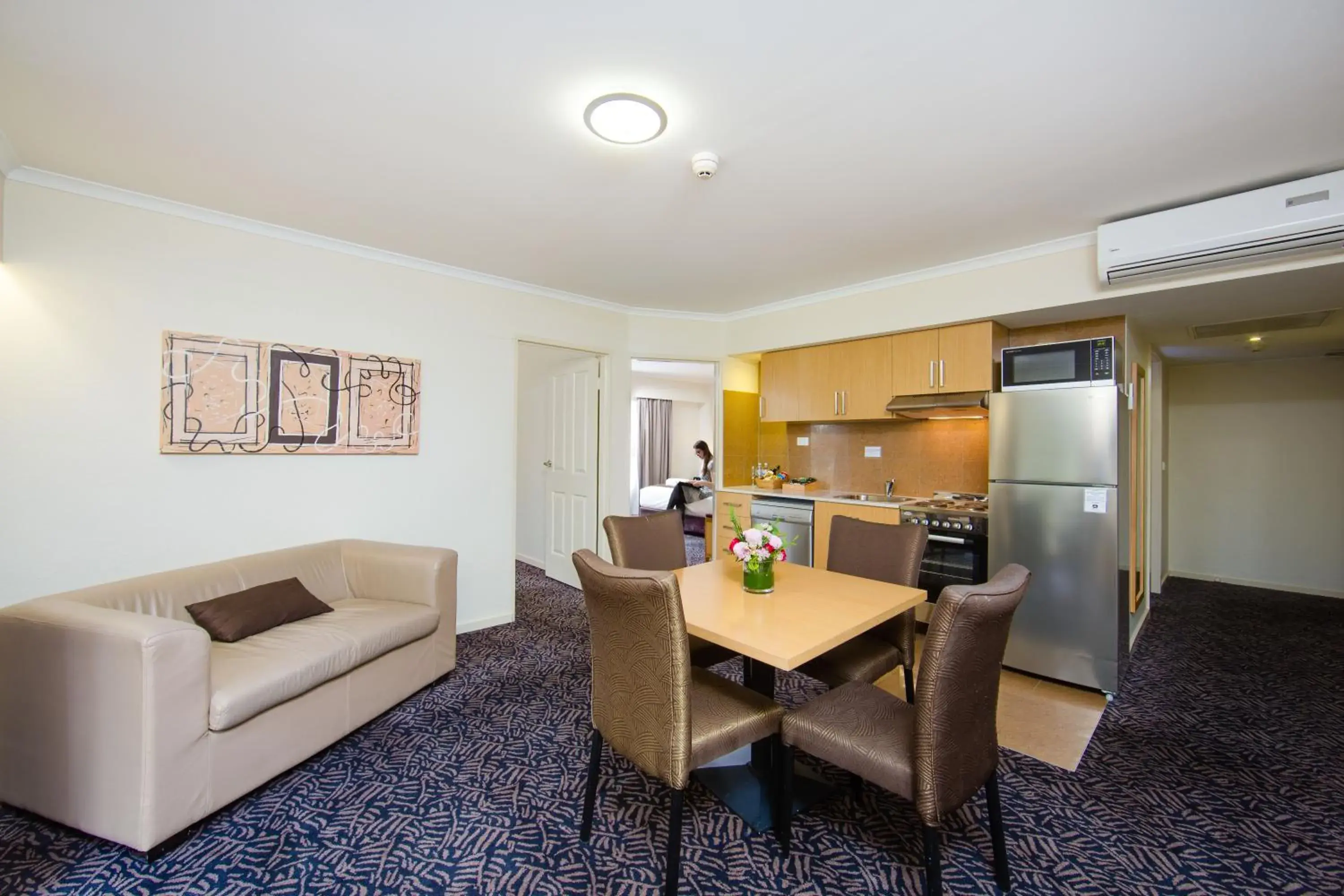 Two-Bedroom Apartment with Queen, 2 Singles, Full Kitchen in Best Western Plus Hovell Tree Inn Two-Bedroom Apartment with Queen, 2 Singles, Full Kitchen in Best Western Plus Hovell Tree Inn