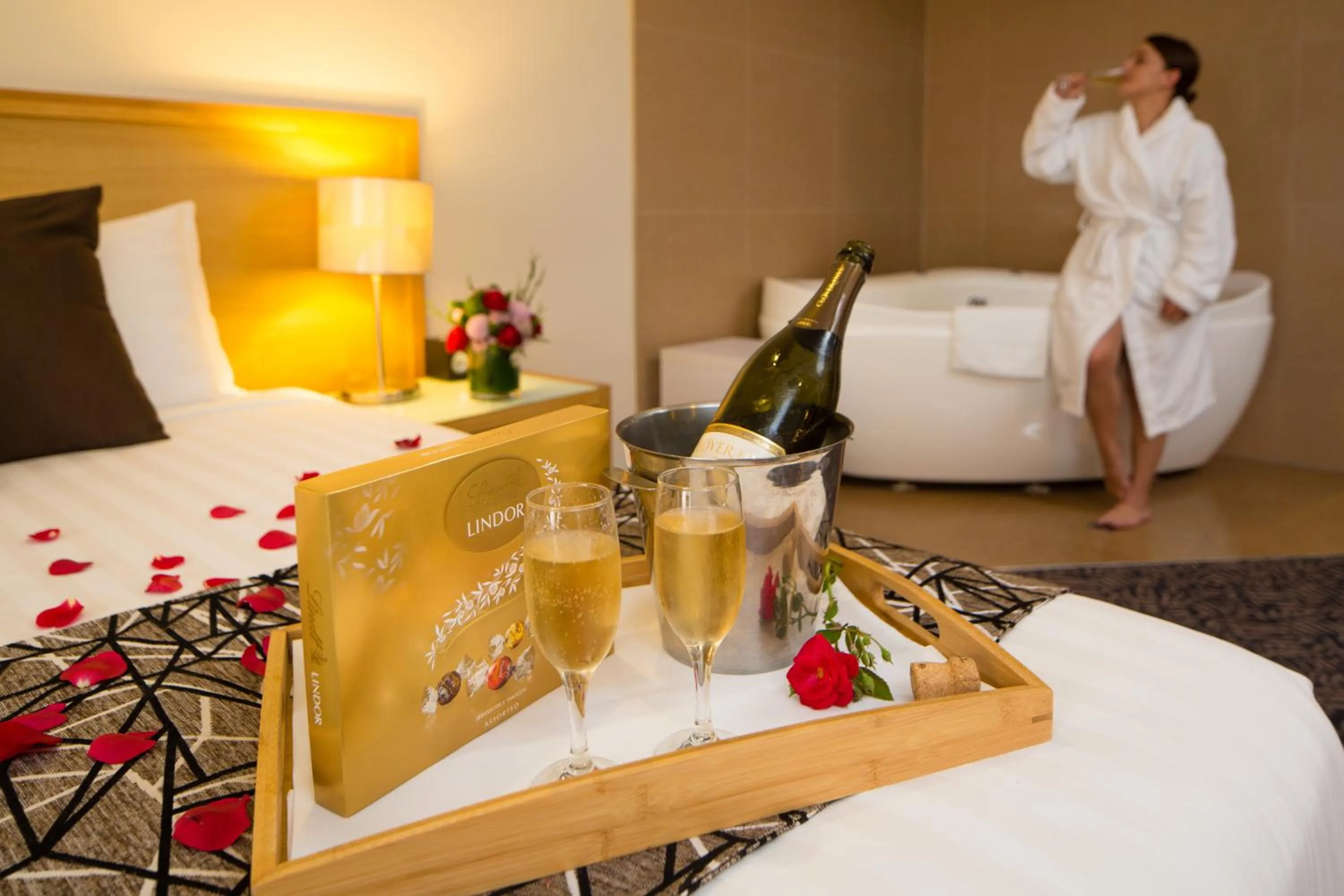 Shower, Bed in Best Western Plus Hovell Tree Inn