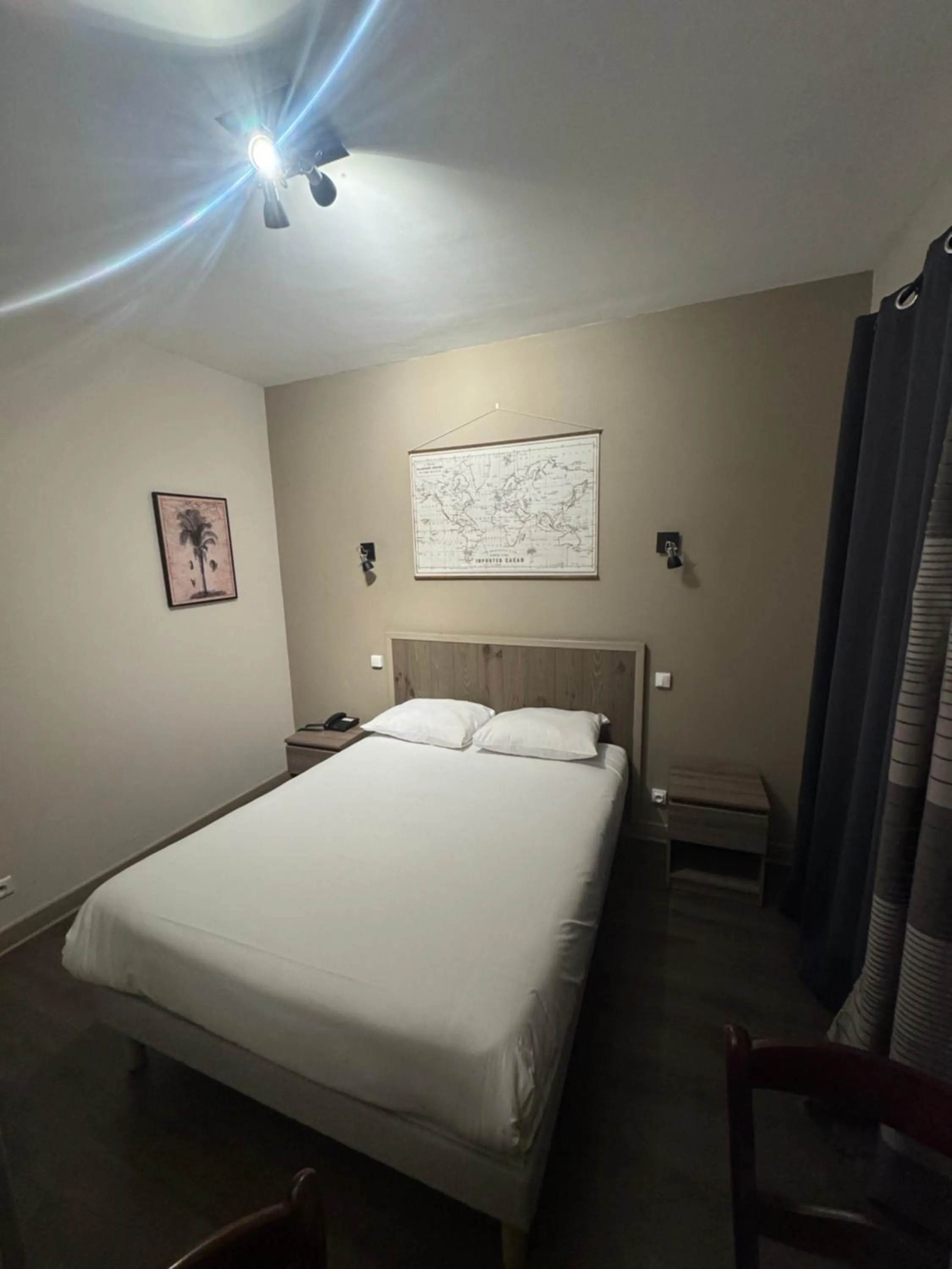 Bed in Hôtel restaurant HENRY