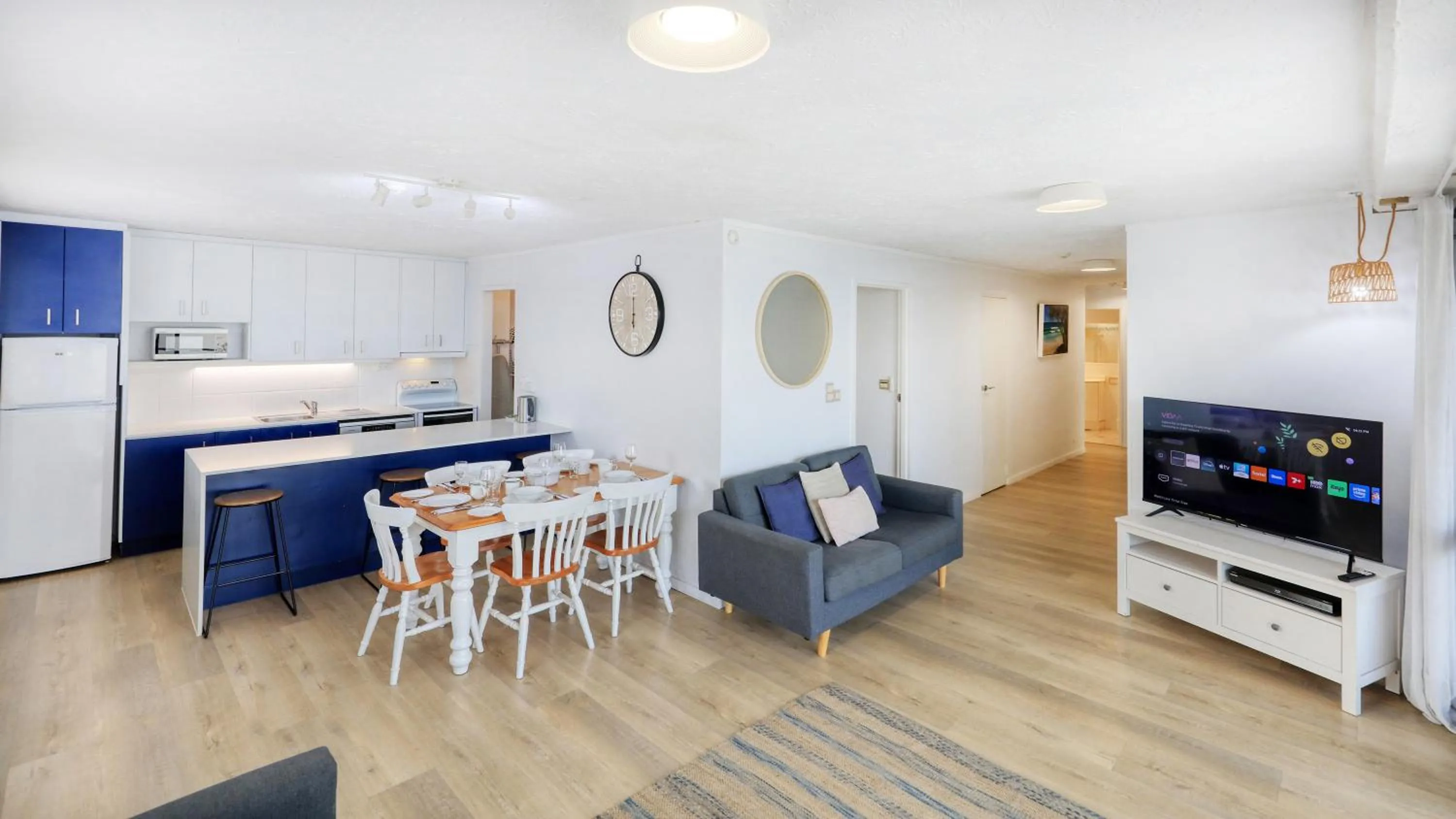 Dining area in Merrima Court Holidays