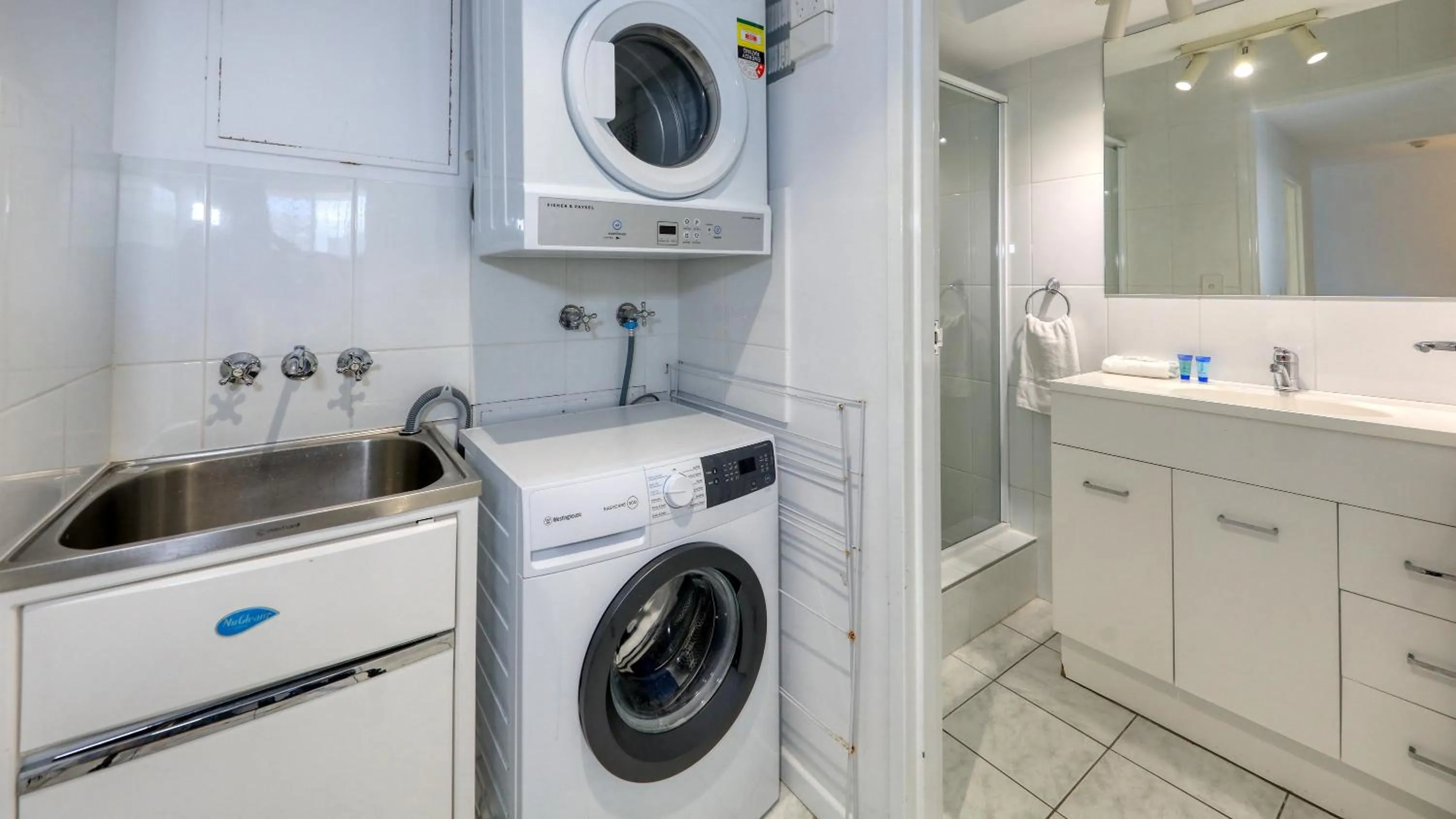 washing machine in Merrima Court Holidays