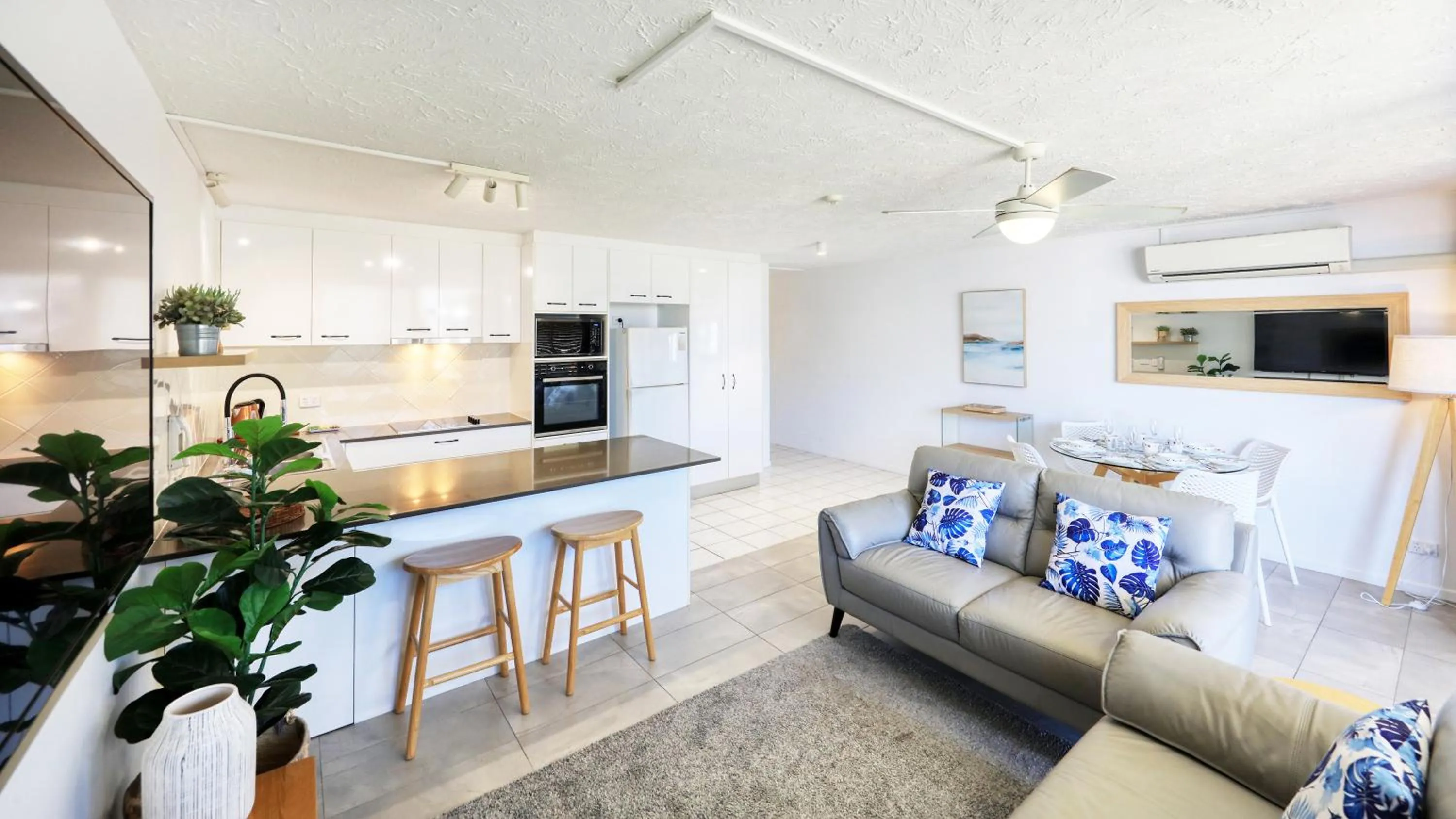 Seating area in Merrima Court Holidays