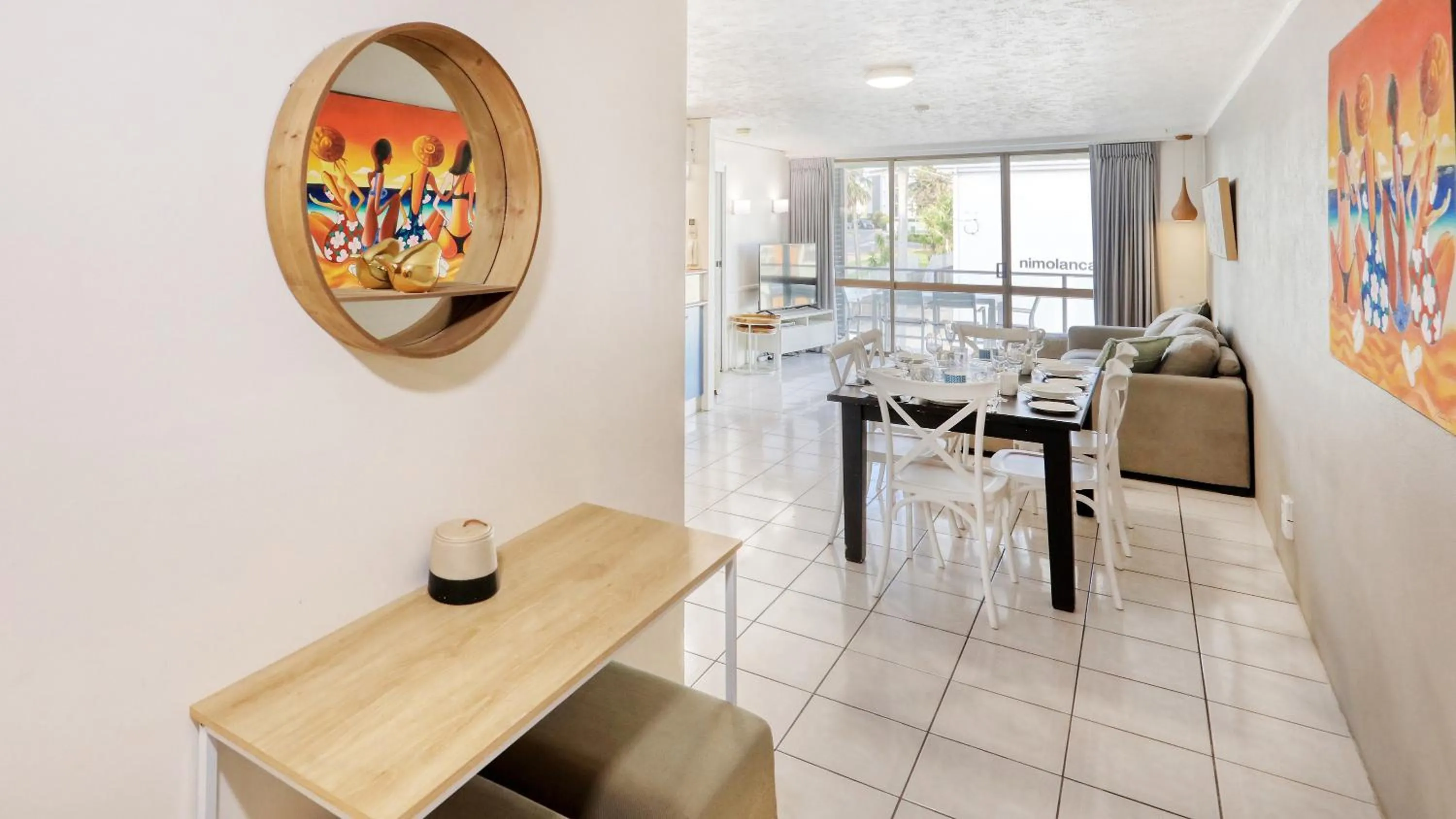 Dining area in Merrima Court Holidays