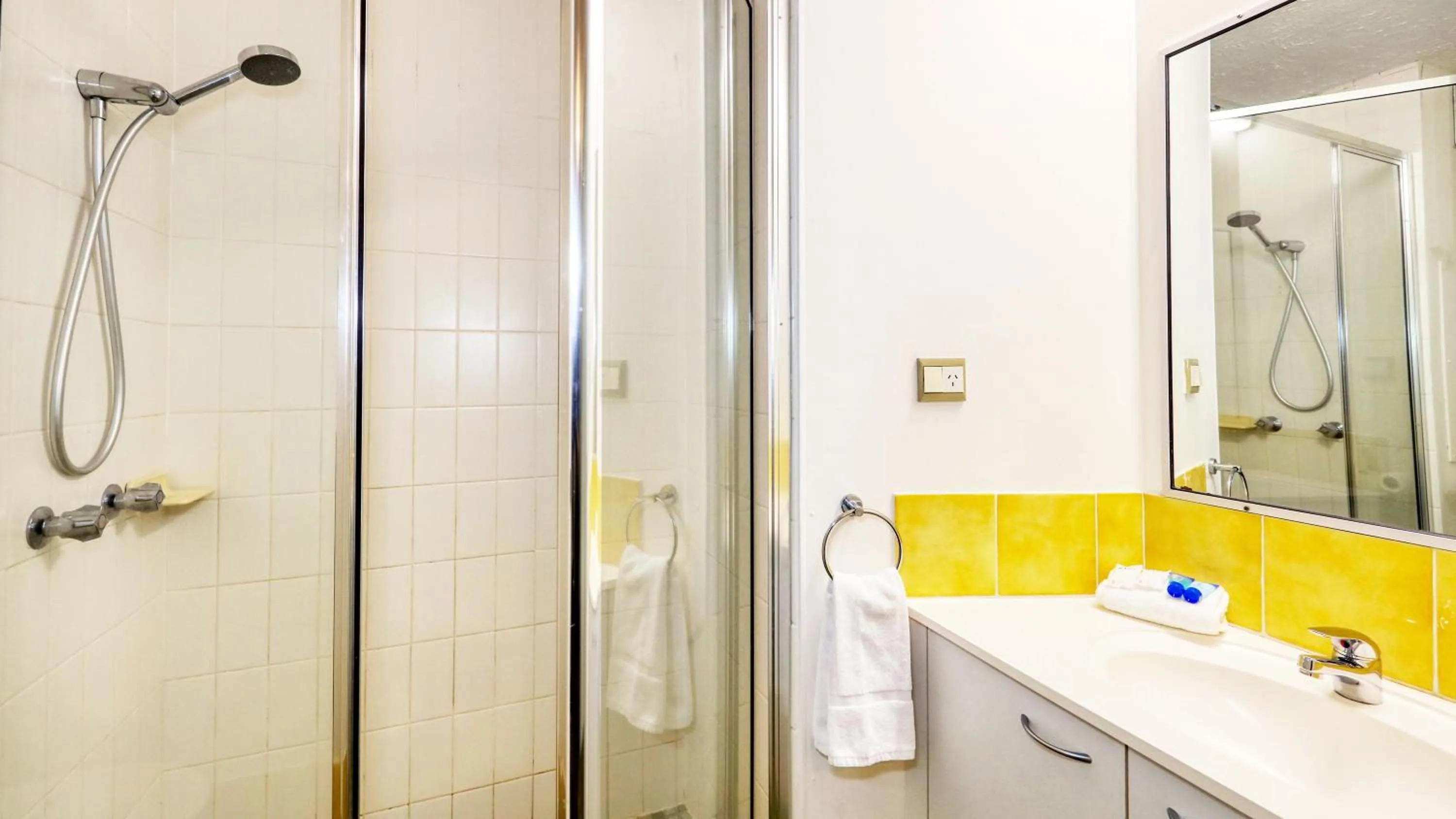 Bathroom in Merrima Court Holidays