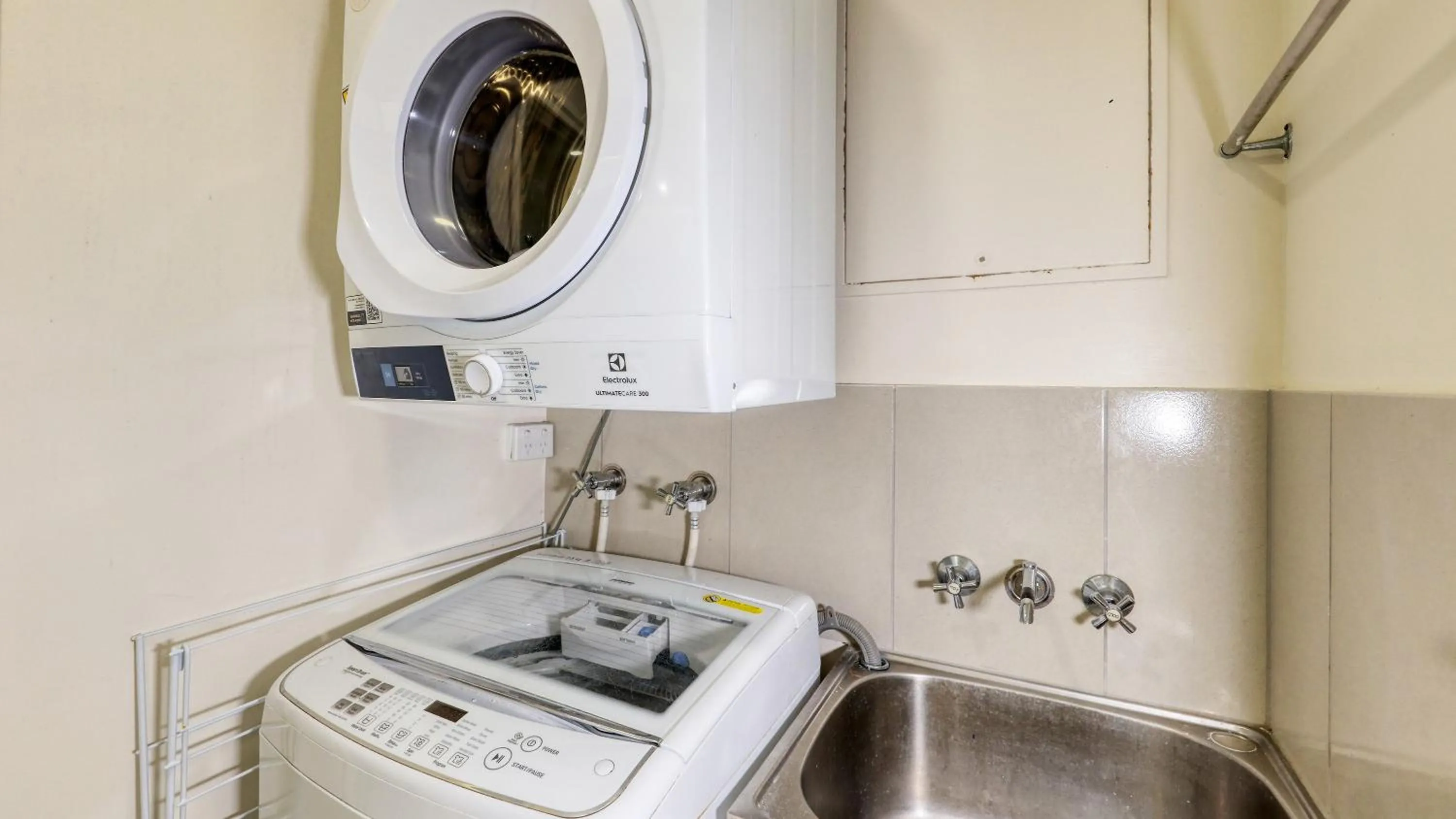 washing machine in Merrima Court Holidays