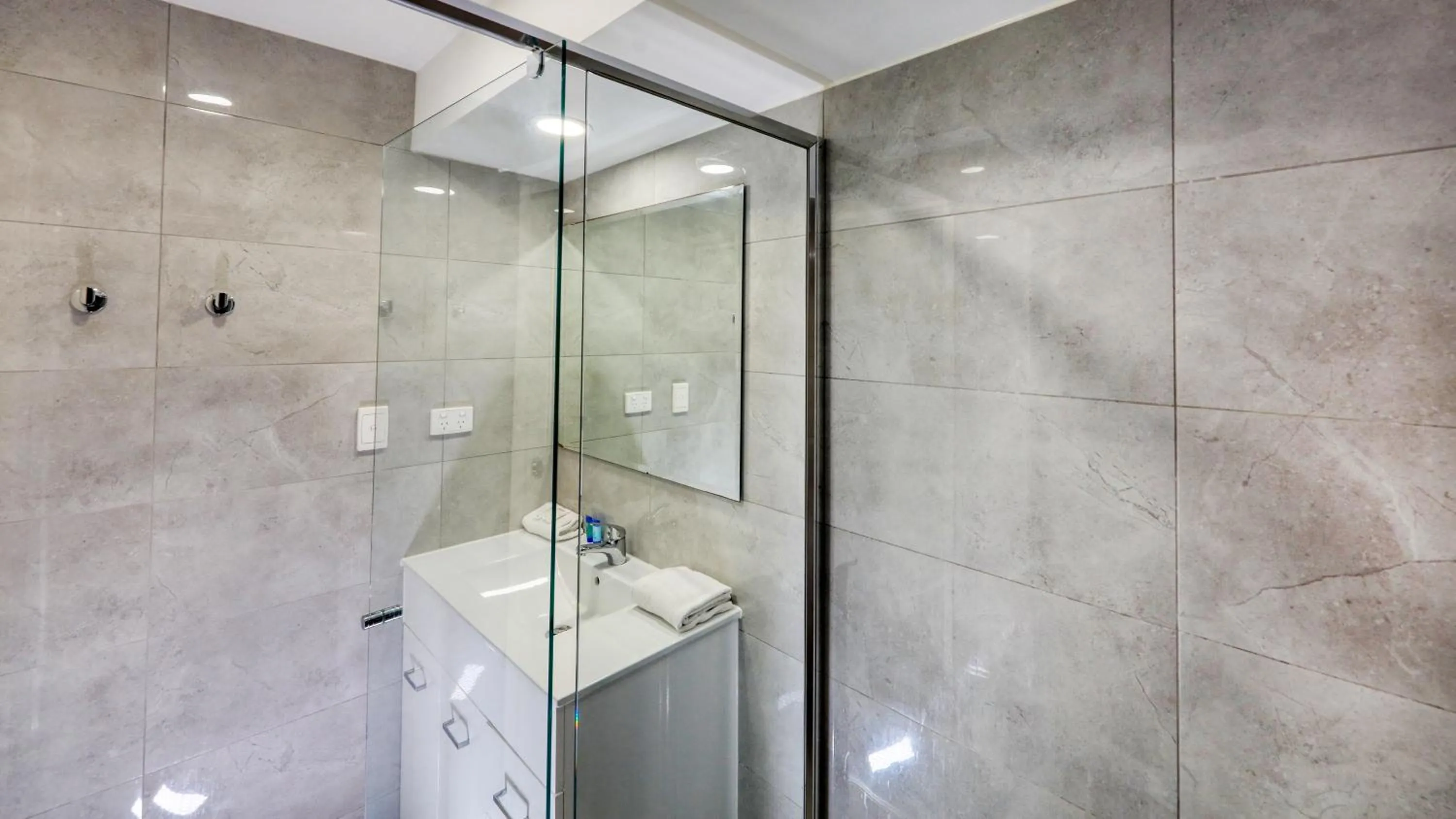 Shower in Merrima Court Holidays