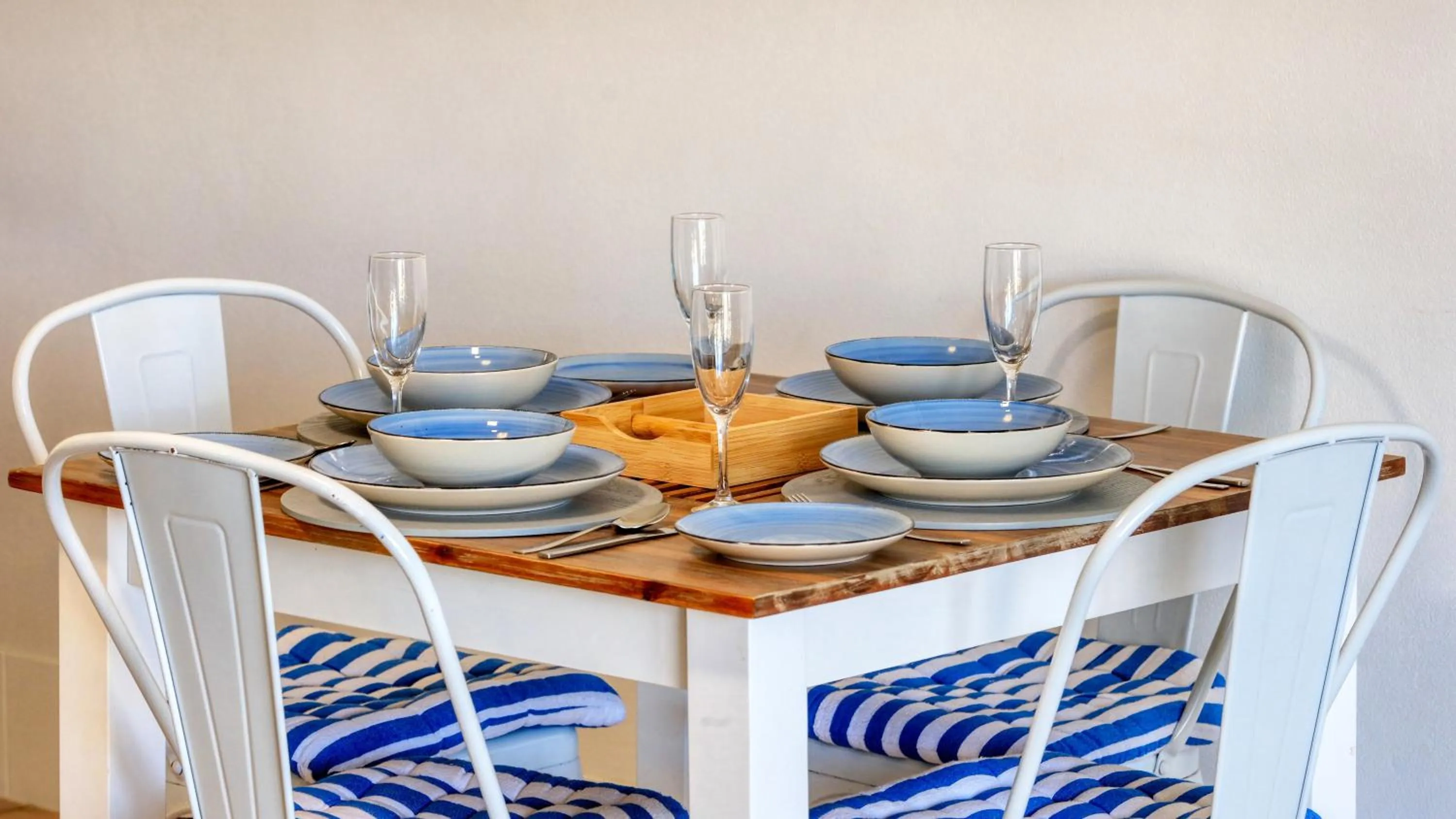 Dining area in Merrima Court Holidays