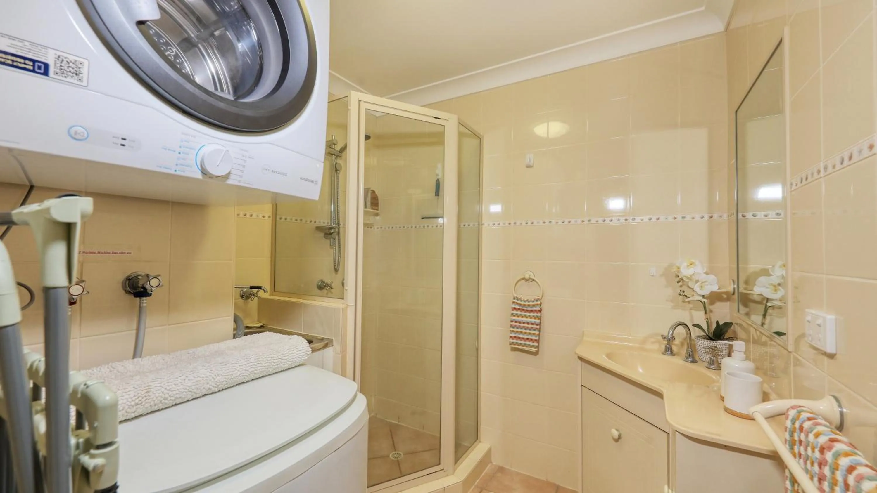 Bathroom in Merrima Court Holidays