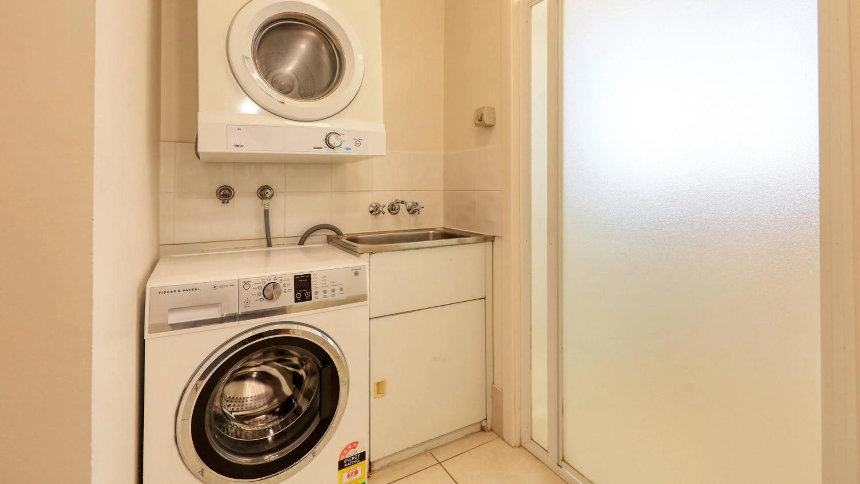 washing machine in Merrima Court Holidays