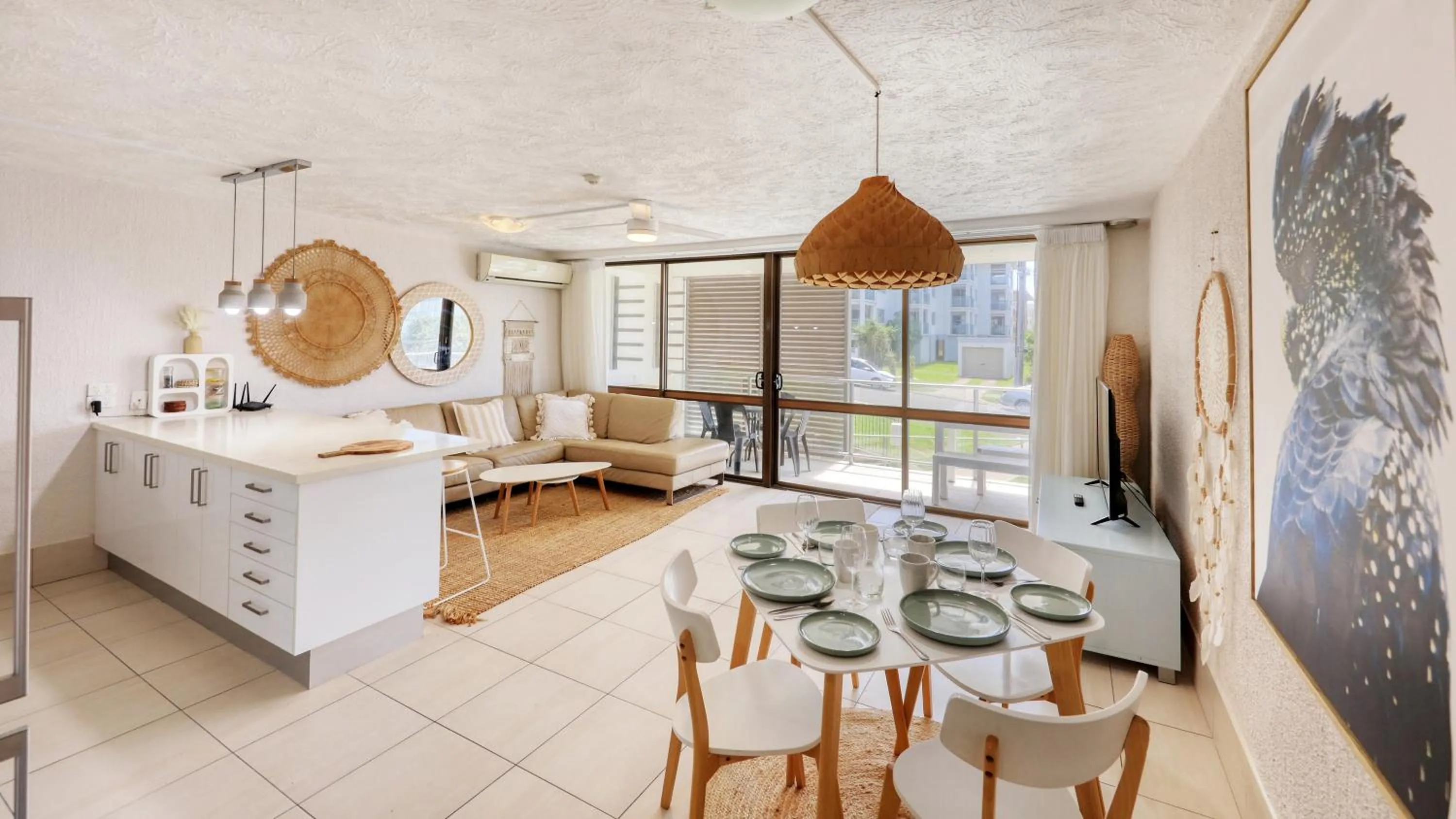 Living room, Bed in Merrima Court Holidays