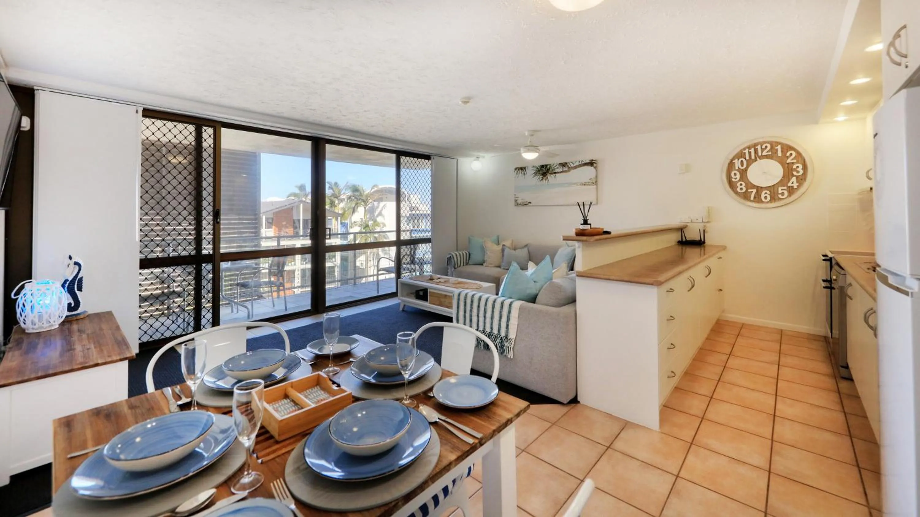 Dining area in Merrima Court Holidays