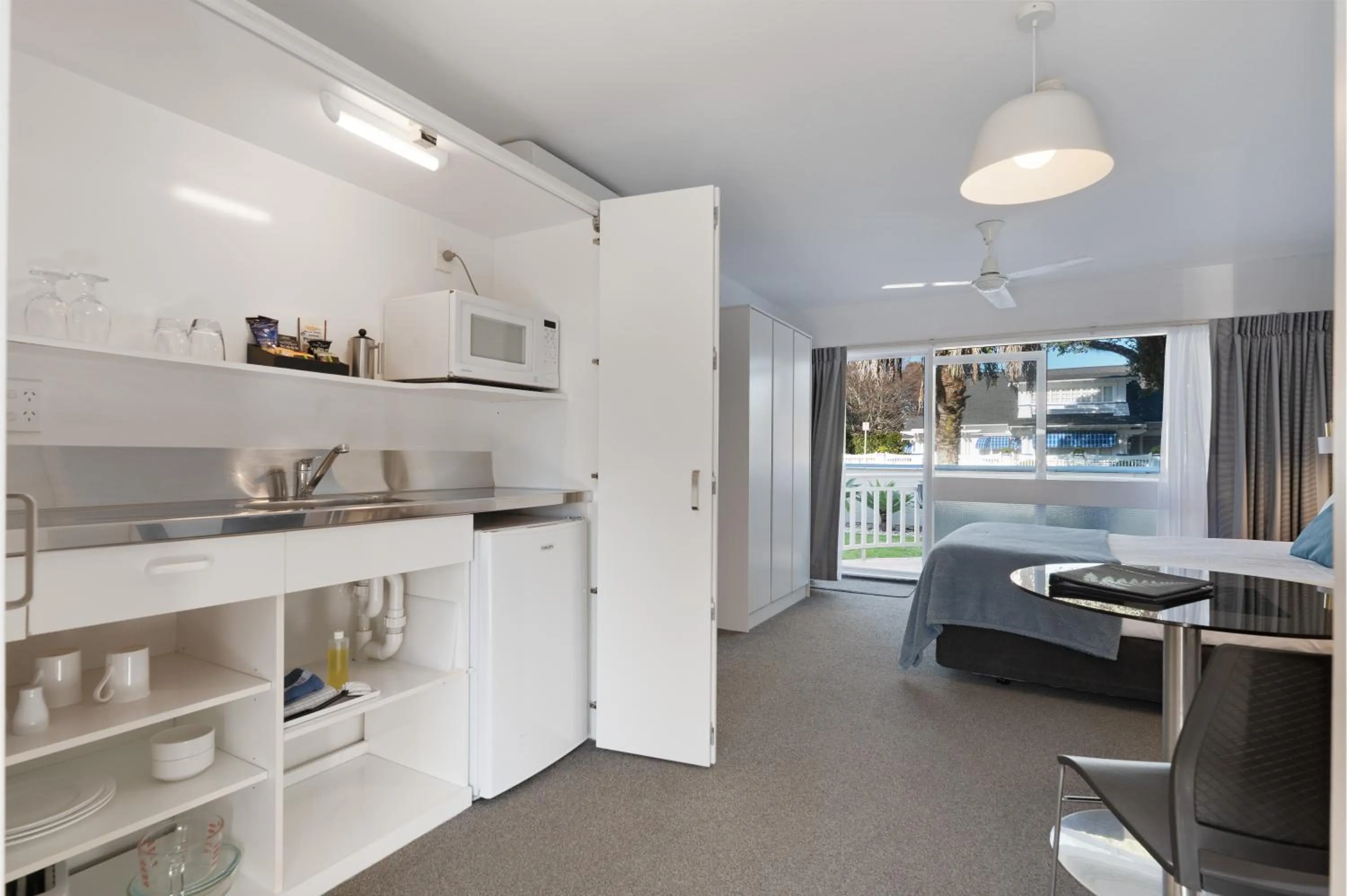 Kitchen or kitchenette, Bed in The Tauranga on the Waterfront