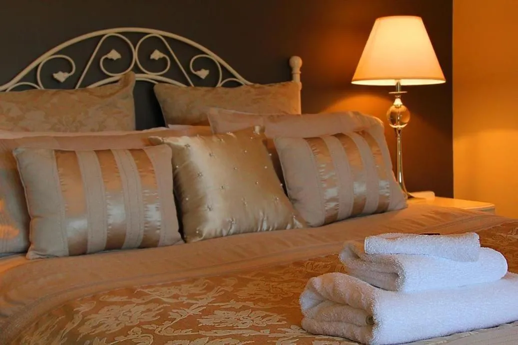 Bed in Cambridge Coach House