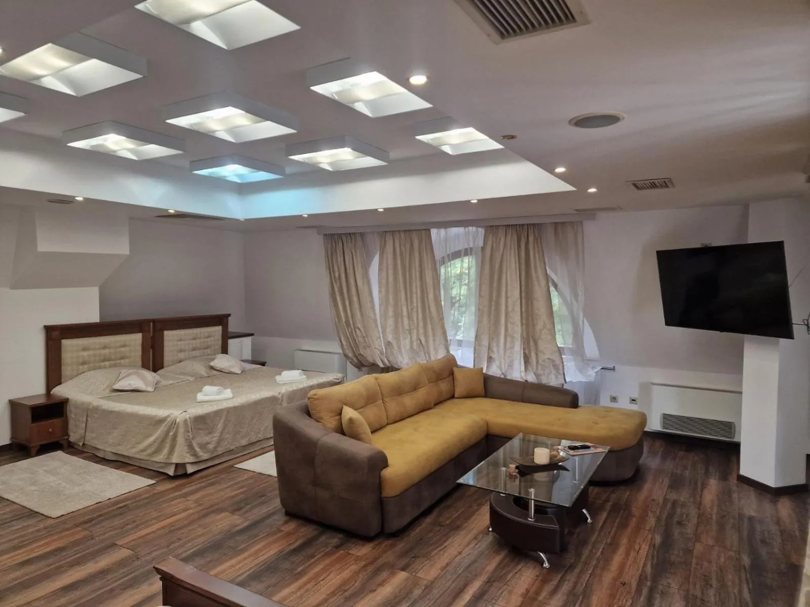 One-Bedroom Apartment with Balcony and City View in Danube Hotel & Spa