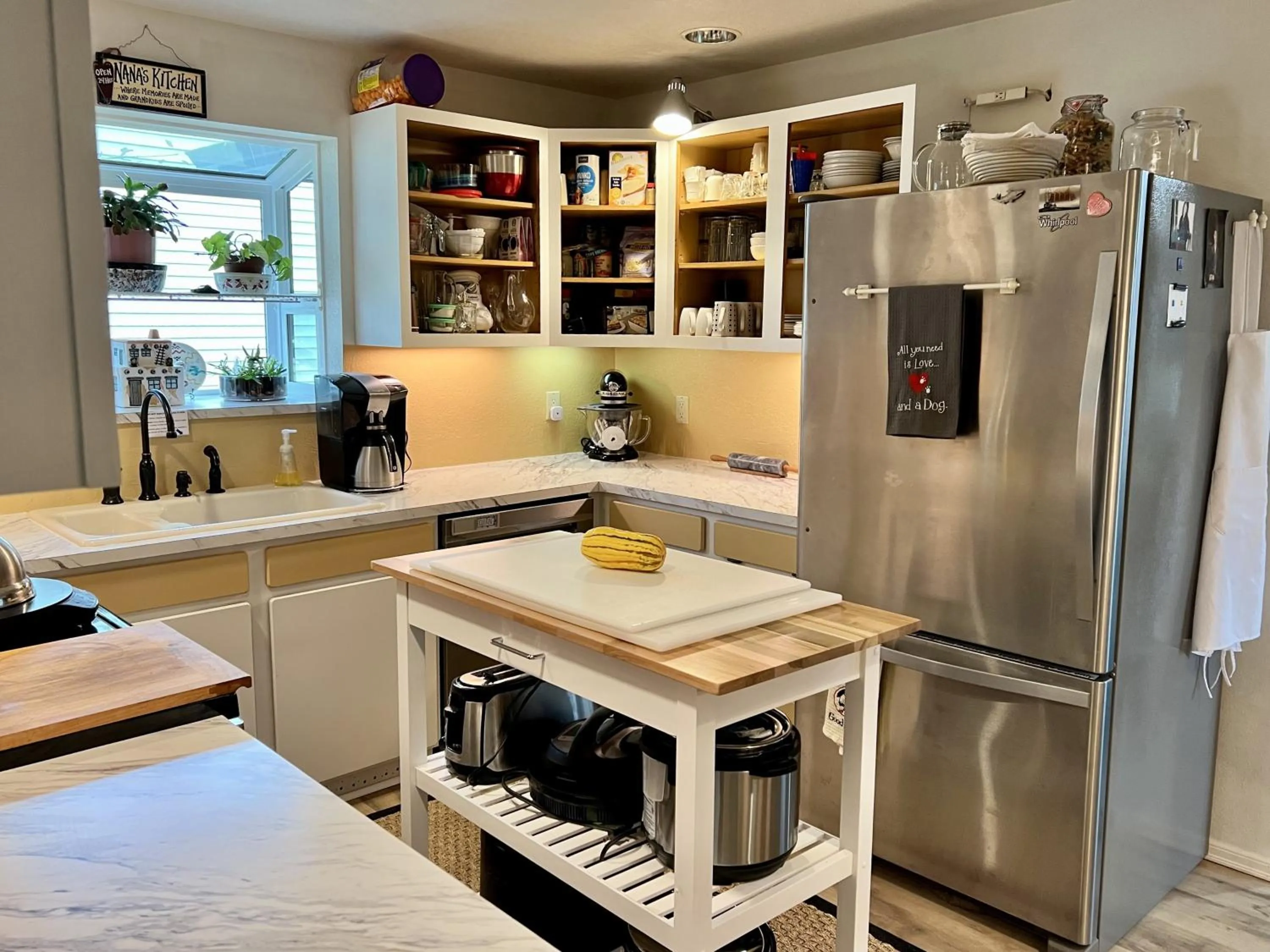 Communal kitchen in Leah's Homestay in Hoquiam