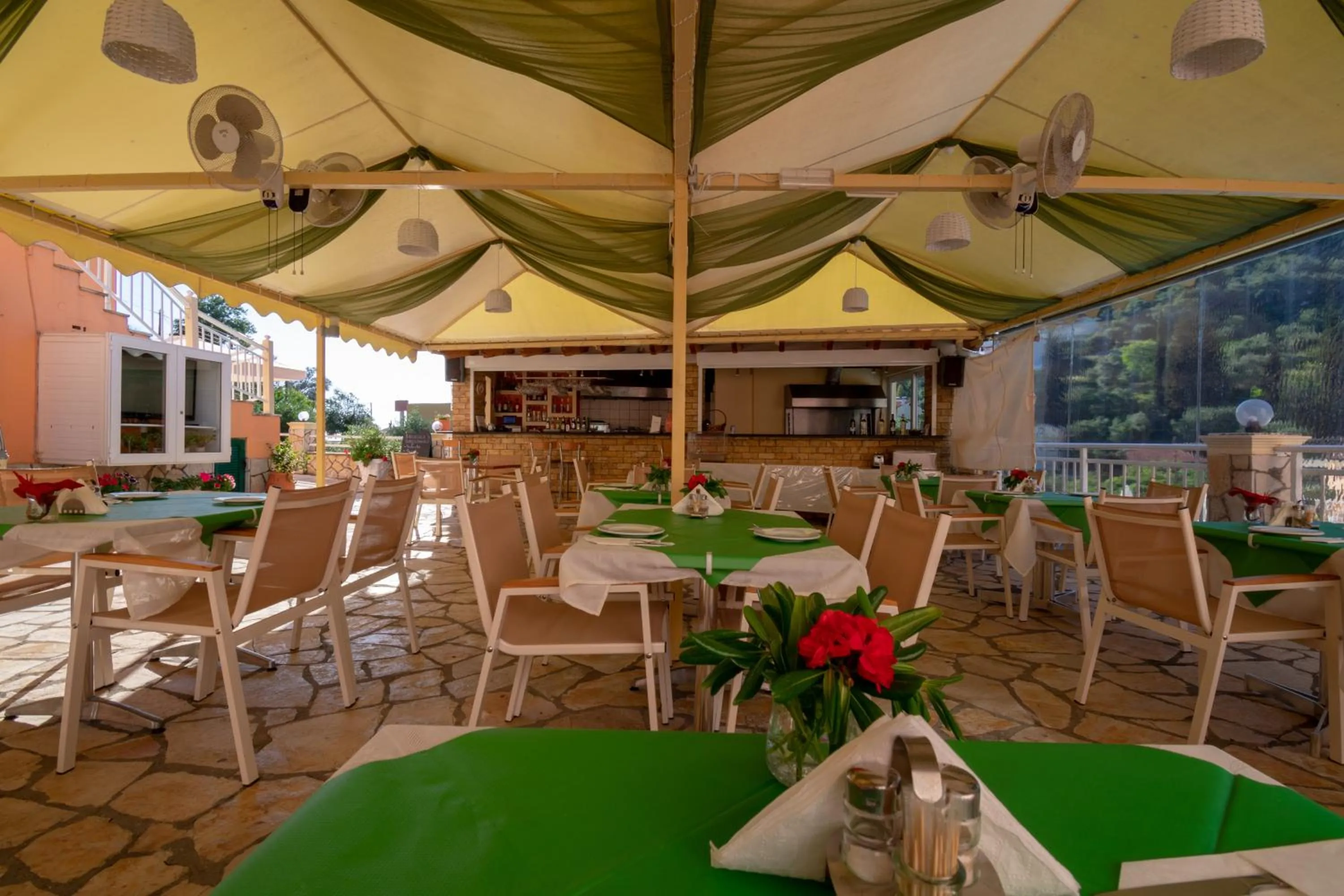 Restaurant/places to eat in Angelica Hotel