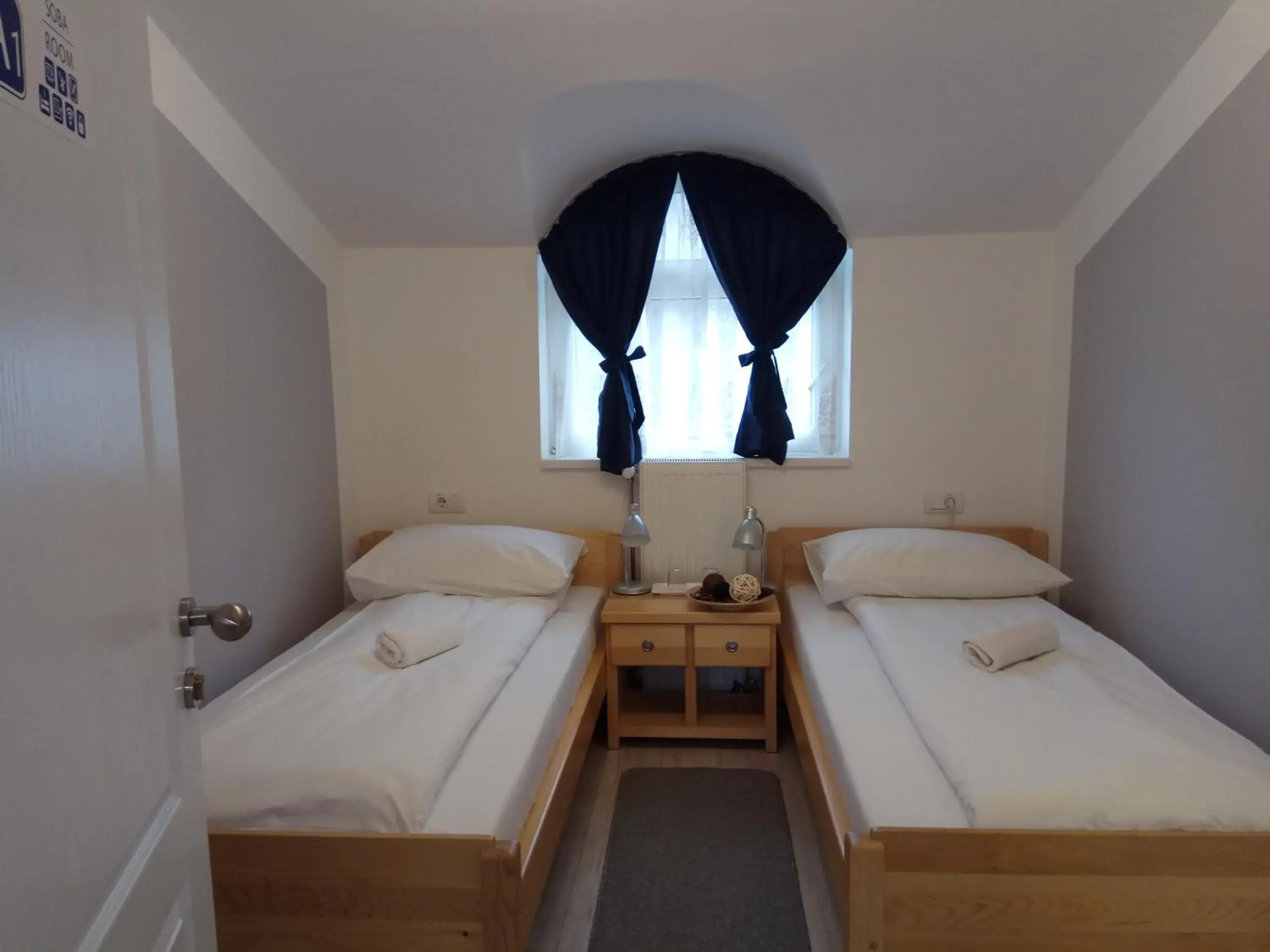 Triple Room in Bloom Inn Triple Room in Bloom Inn