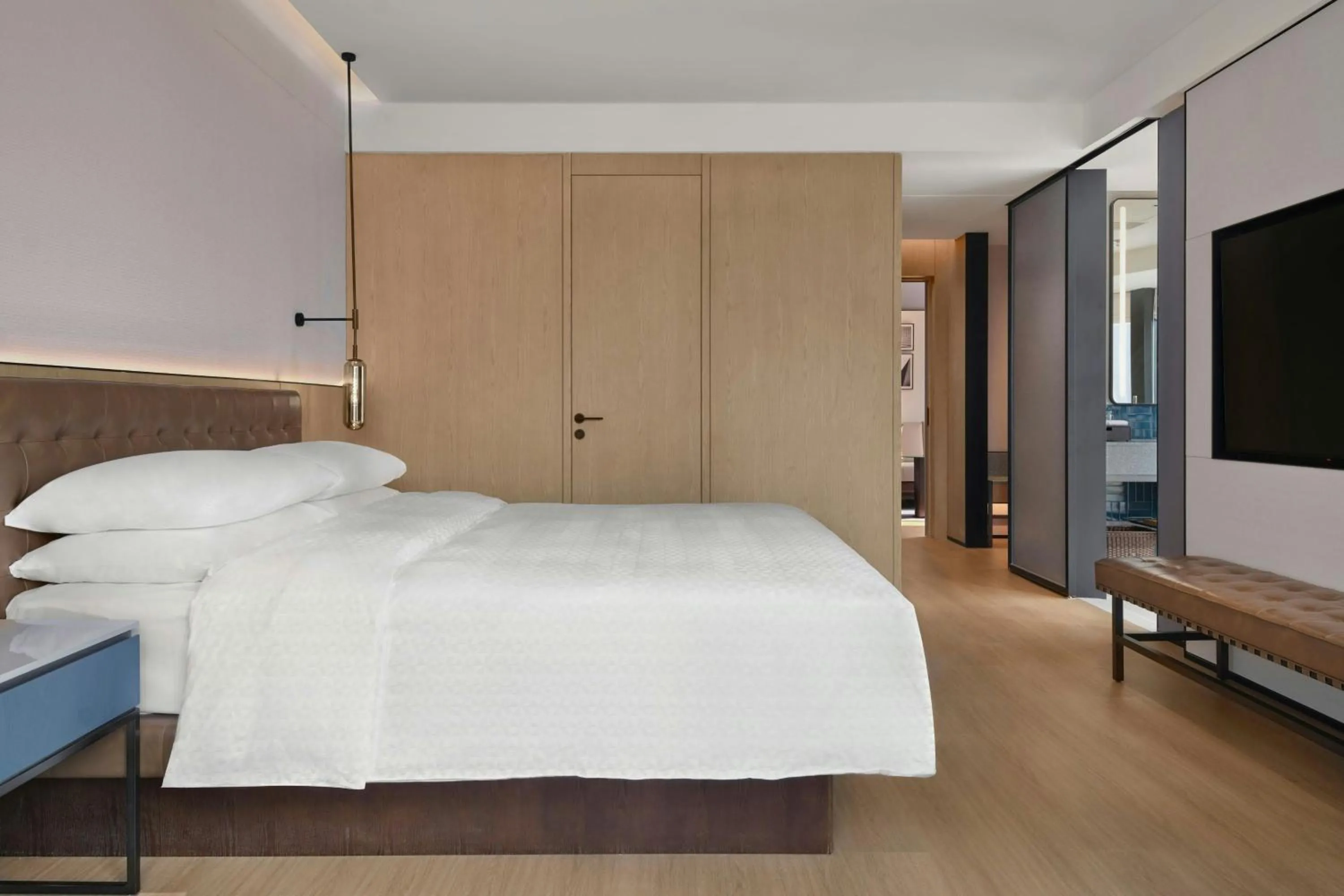 Photo of the whole room, Bed in Four Points by Sheraton Chongqing